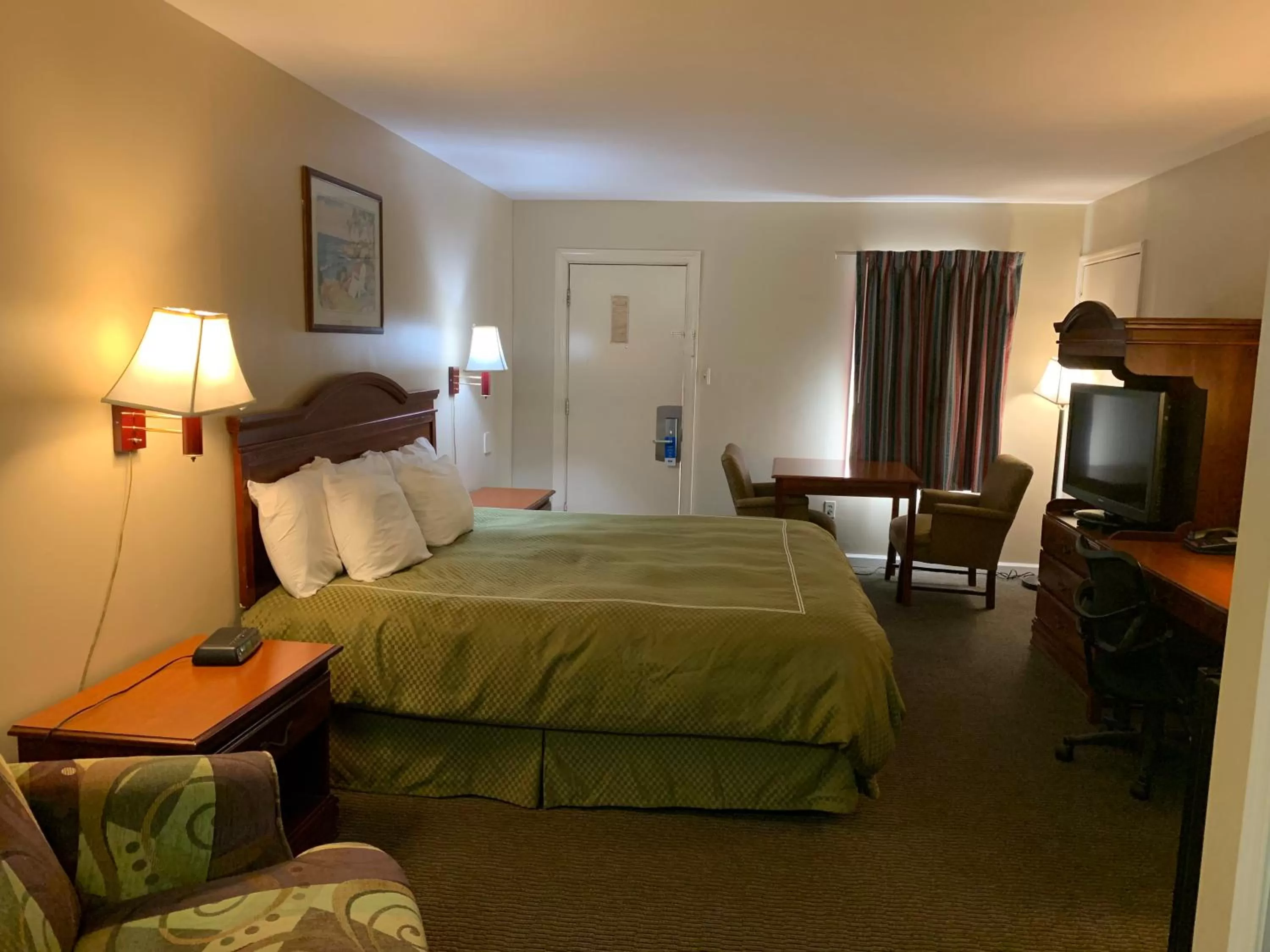 Bed in MERRIMAC INN & SUITES