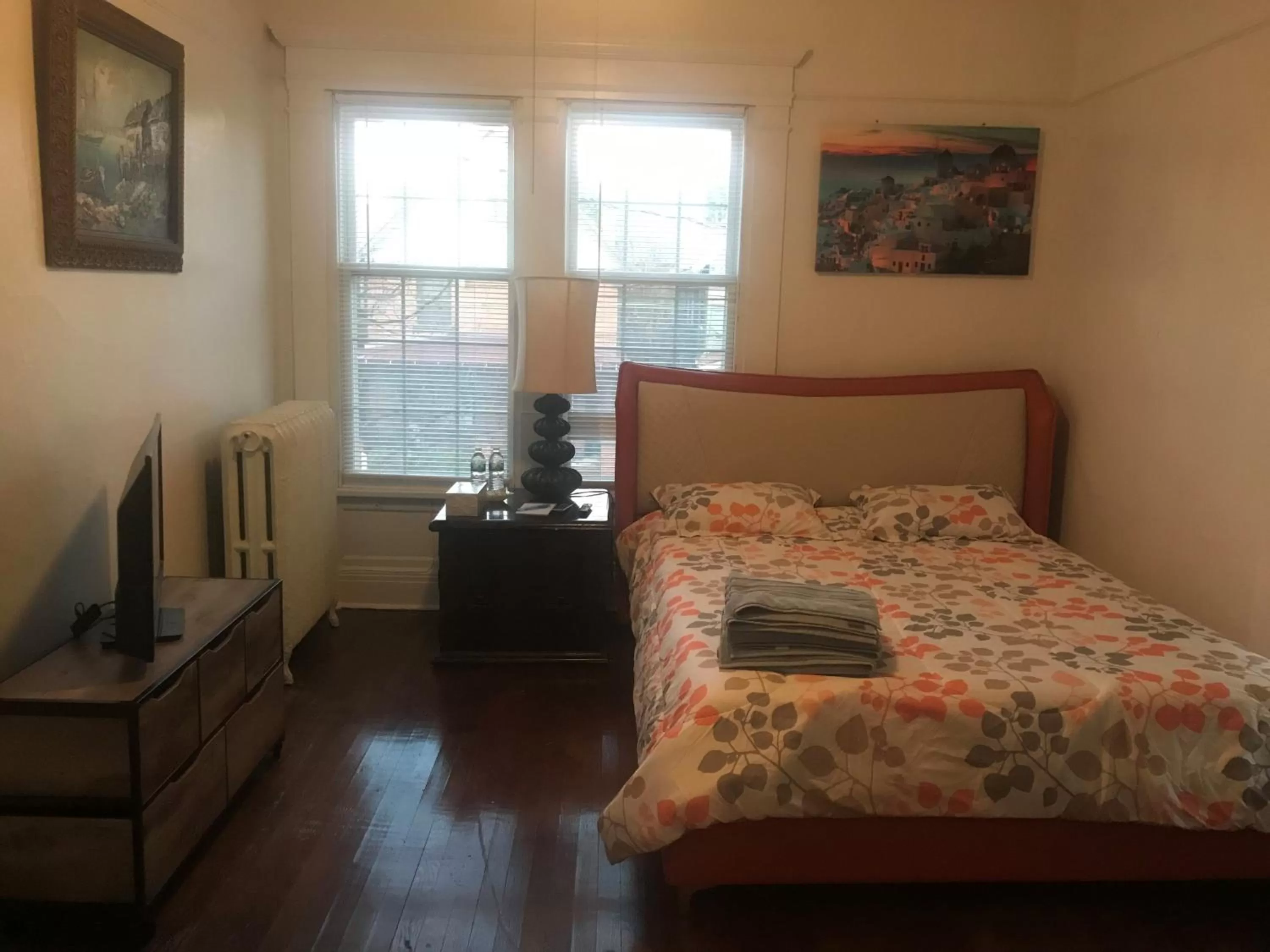 Bed in 5 Star Victorian Mansion-Downtown No Locals