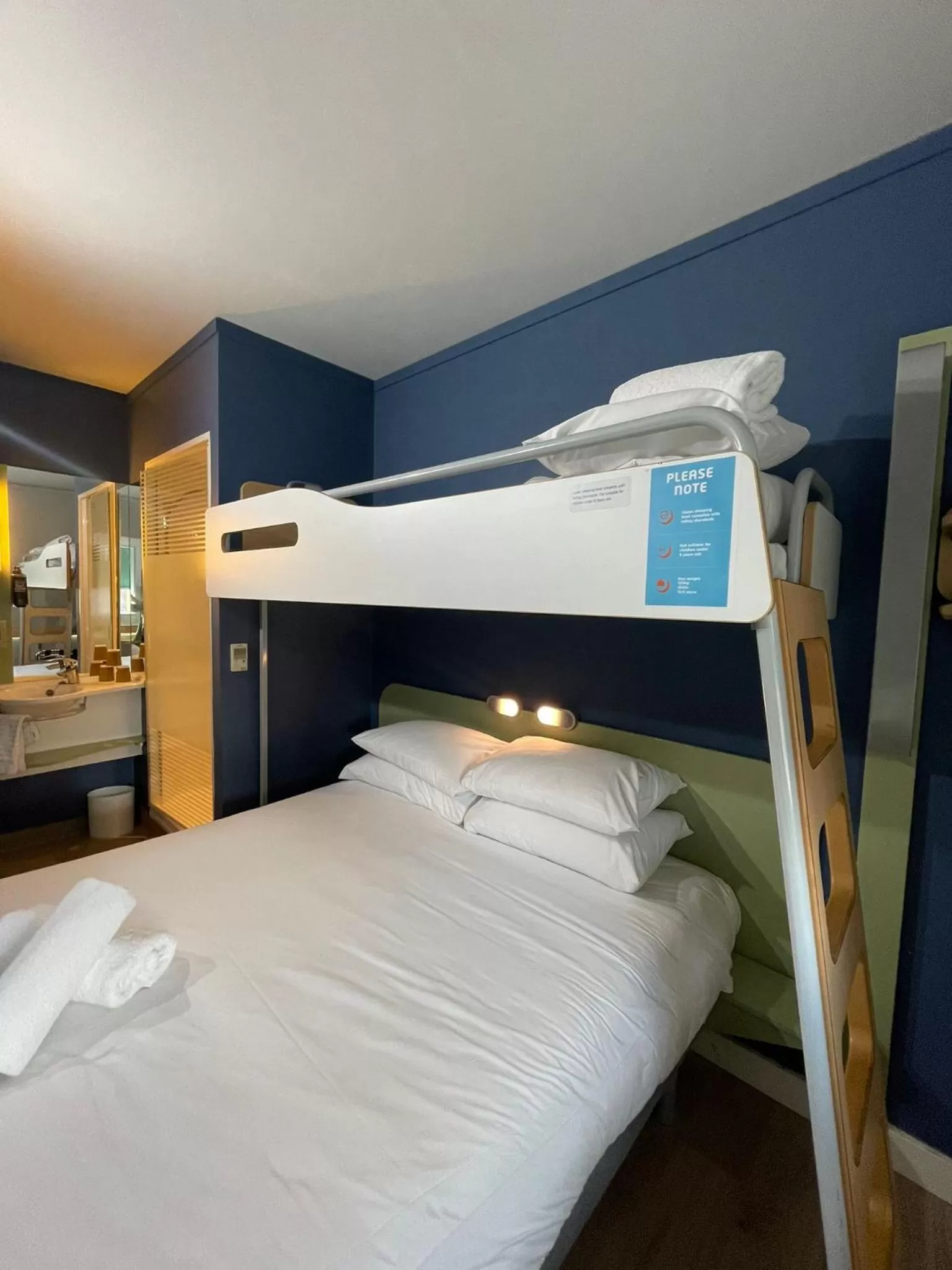 Bedroom, Bed in ibis budget Belfast City Centre