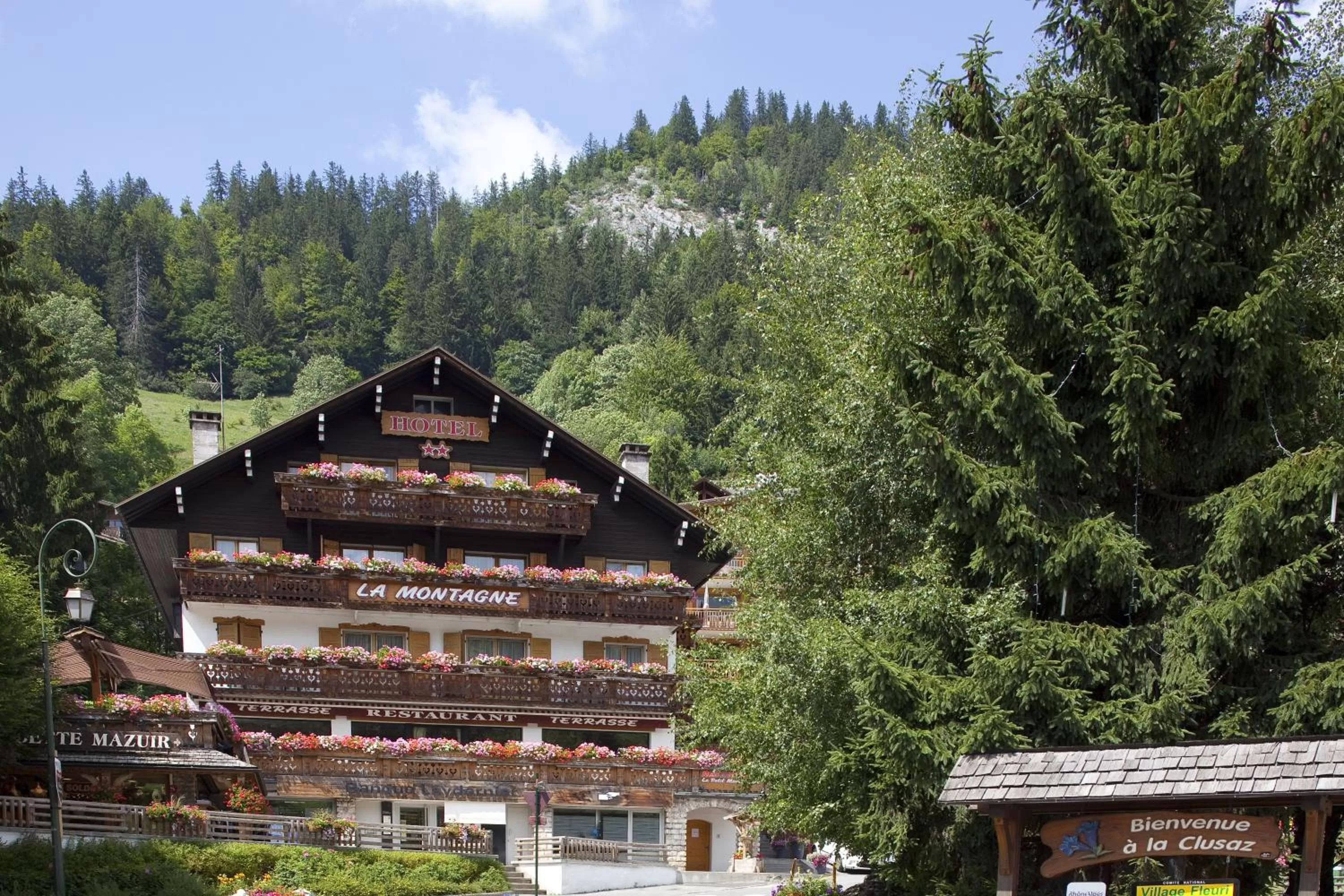 Property building in Hôtel La Montagne