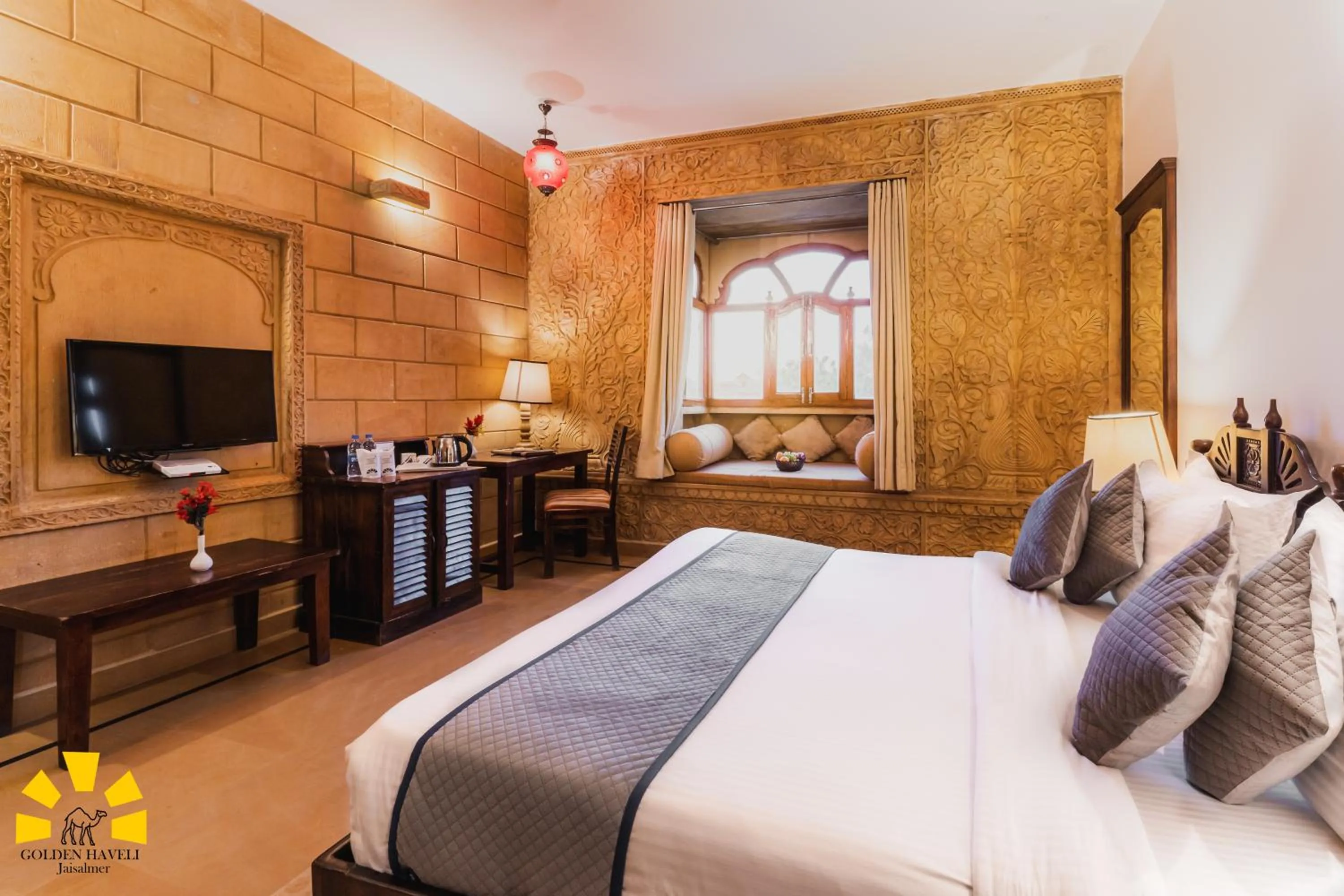 Bed in Hotel Golden Haveli