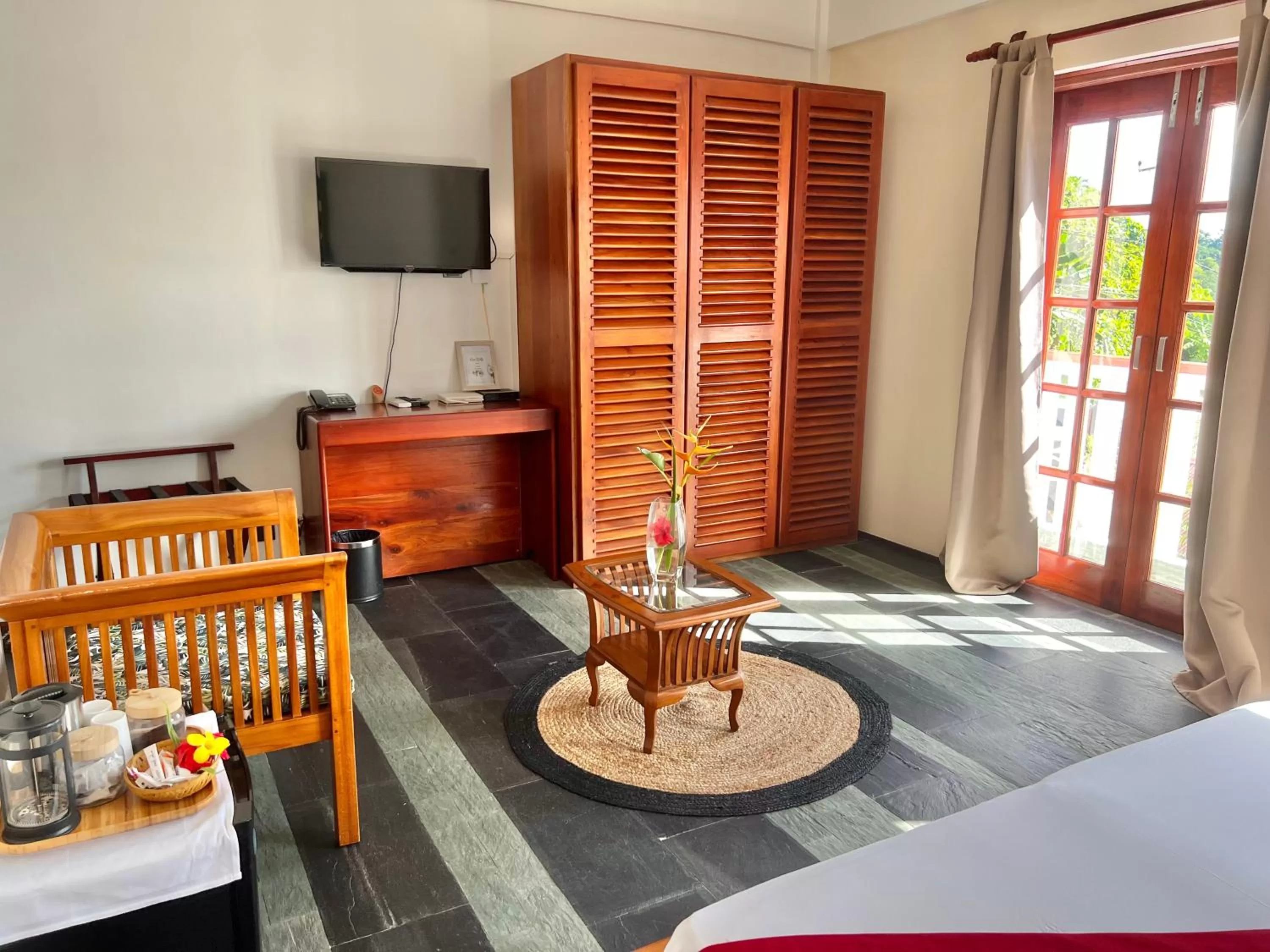 TV and multimedia, TV/Entertainment Center in Hilltop Boutique Hotel