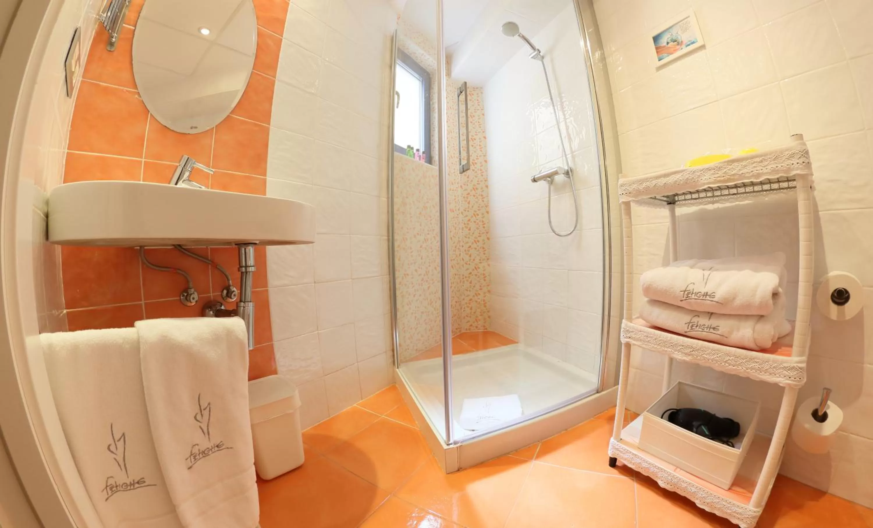 Shower, Bed in Hotel Fetiche Alojamiento con Encanto