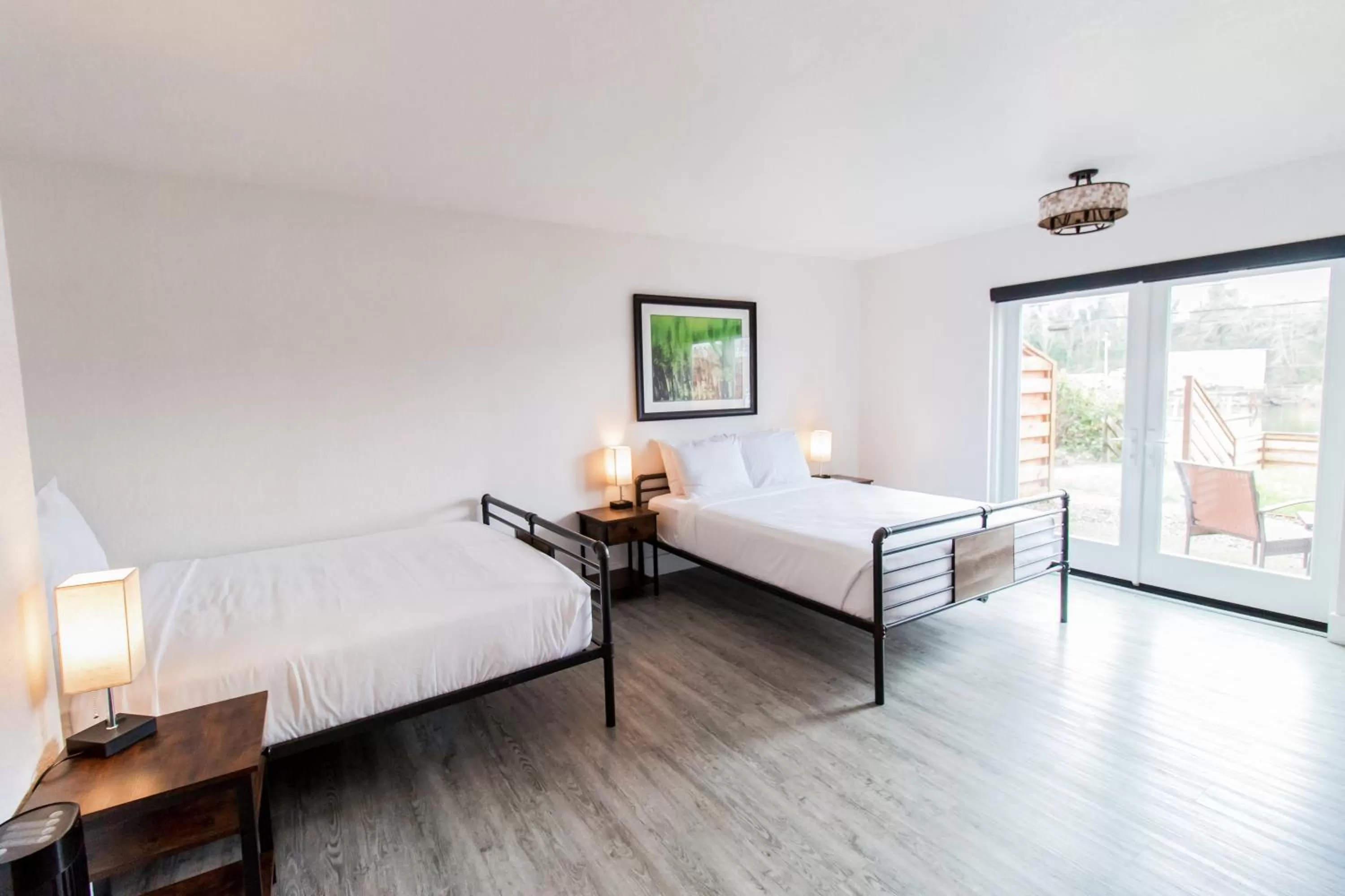 Photo of the whole room, Bed in SCP Depoe Bay