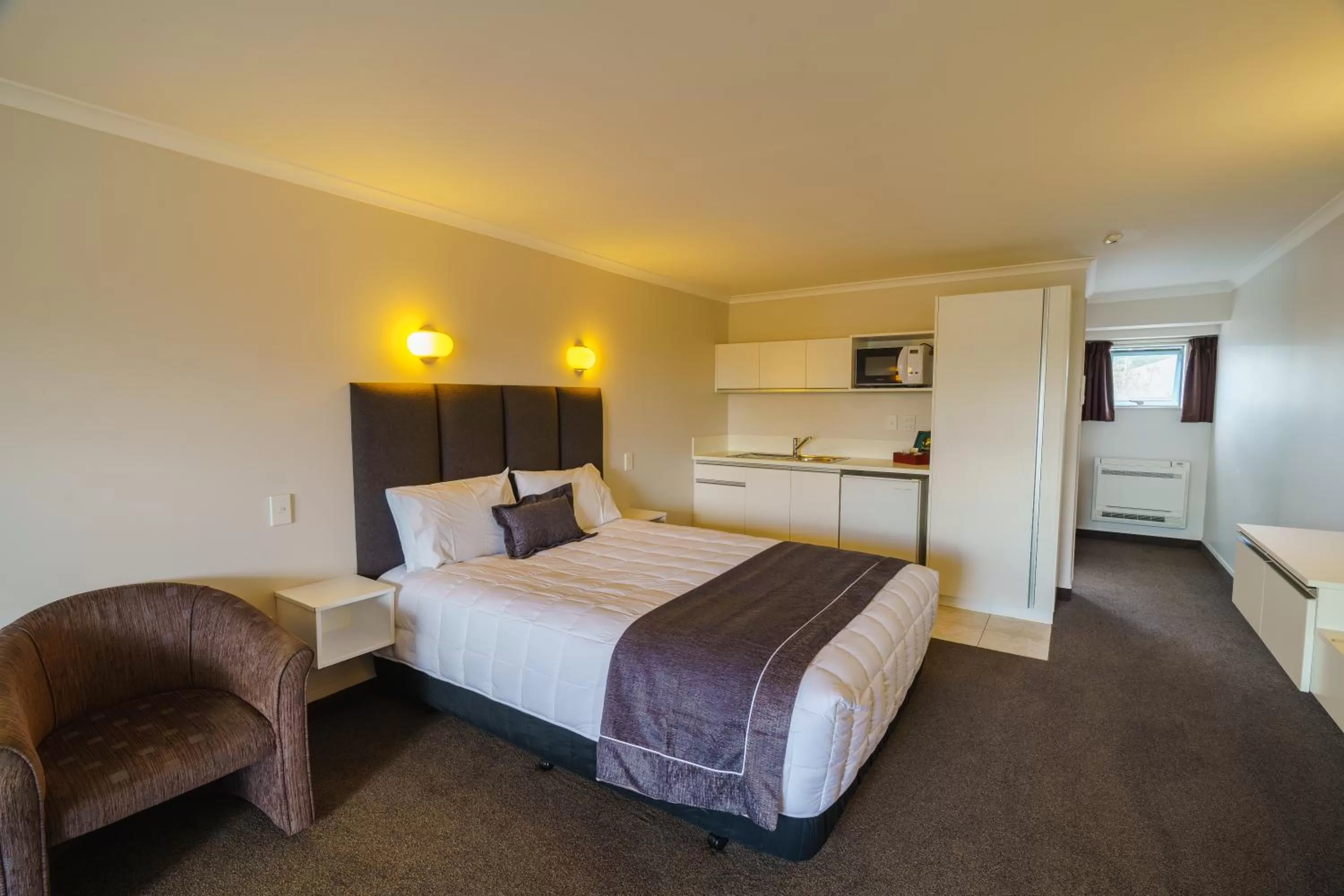 Bed in Anchorage Motor Lodge