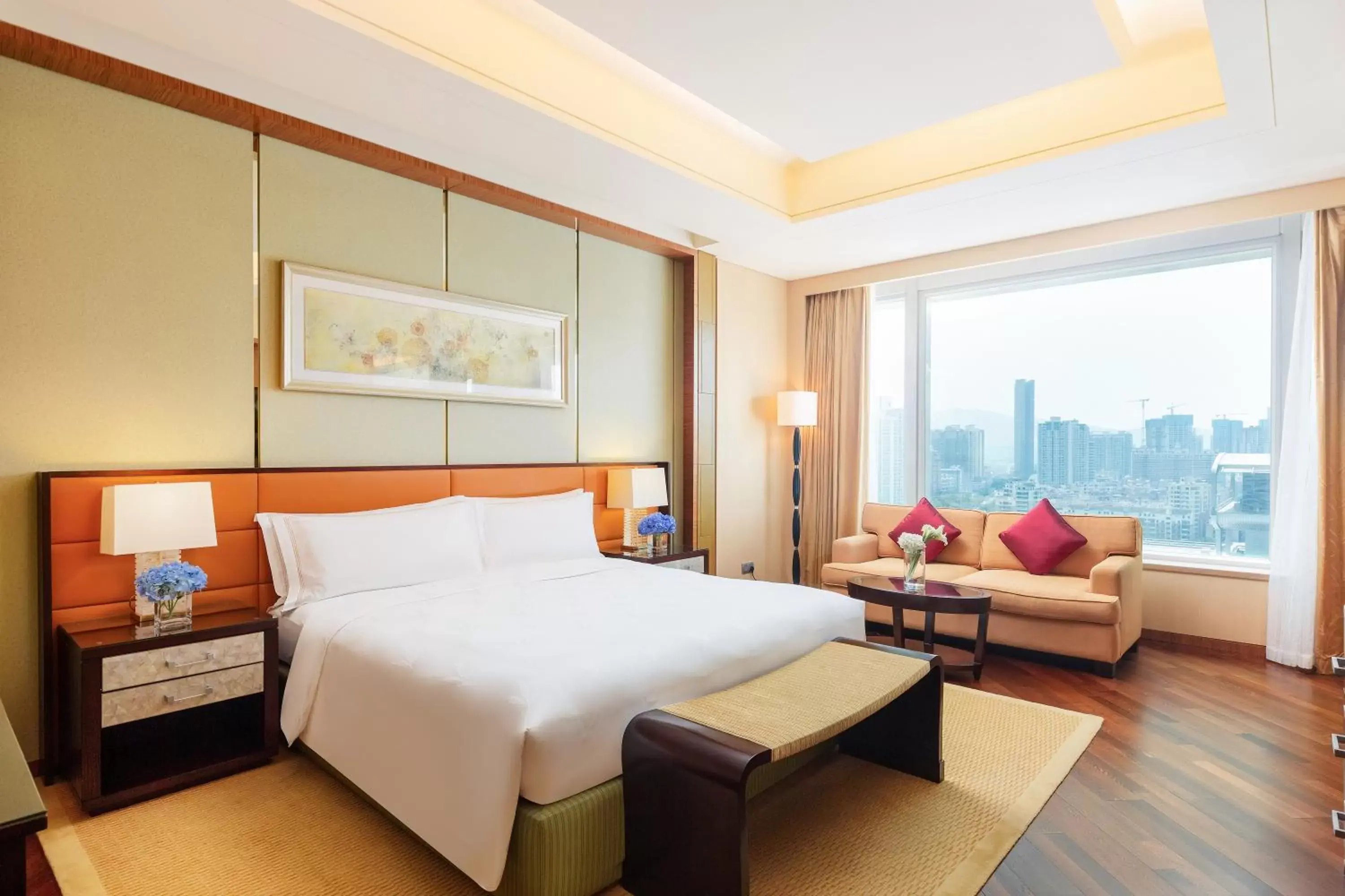 Deluxe King Room in The Ritz-Carlton, Shenzhen Deluxe King Room in The Ritz-Carlton, Shenzhen