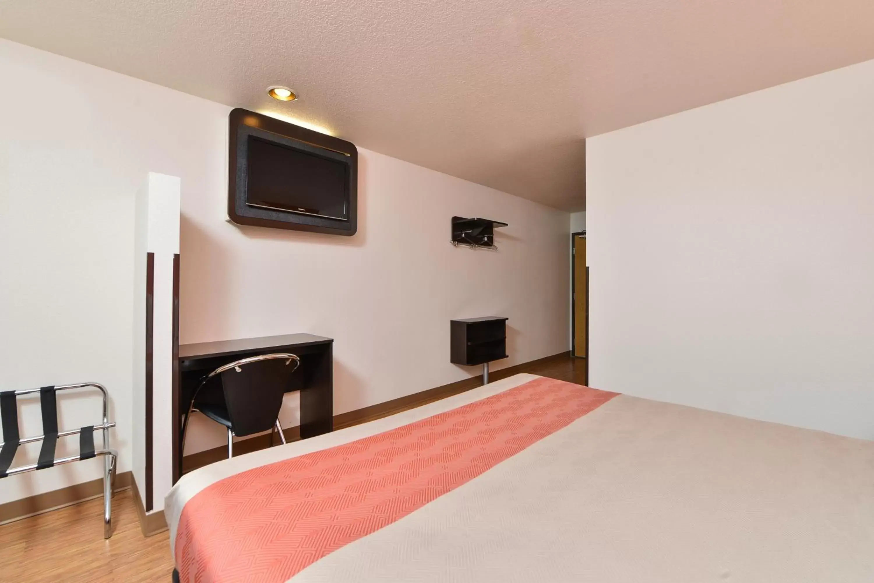 Queen Room - single occupancy - Disability Access - Non-Smoking in Motel 6-Meridian, ID - Boise W Queen Room - single occupancy - Disability Access - Non-Smoking in Motel 6-Meridian, ID - Boise W