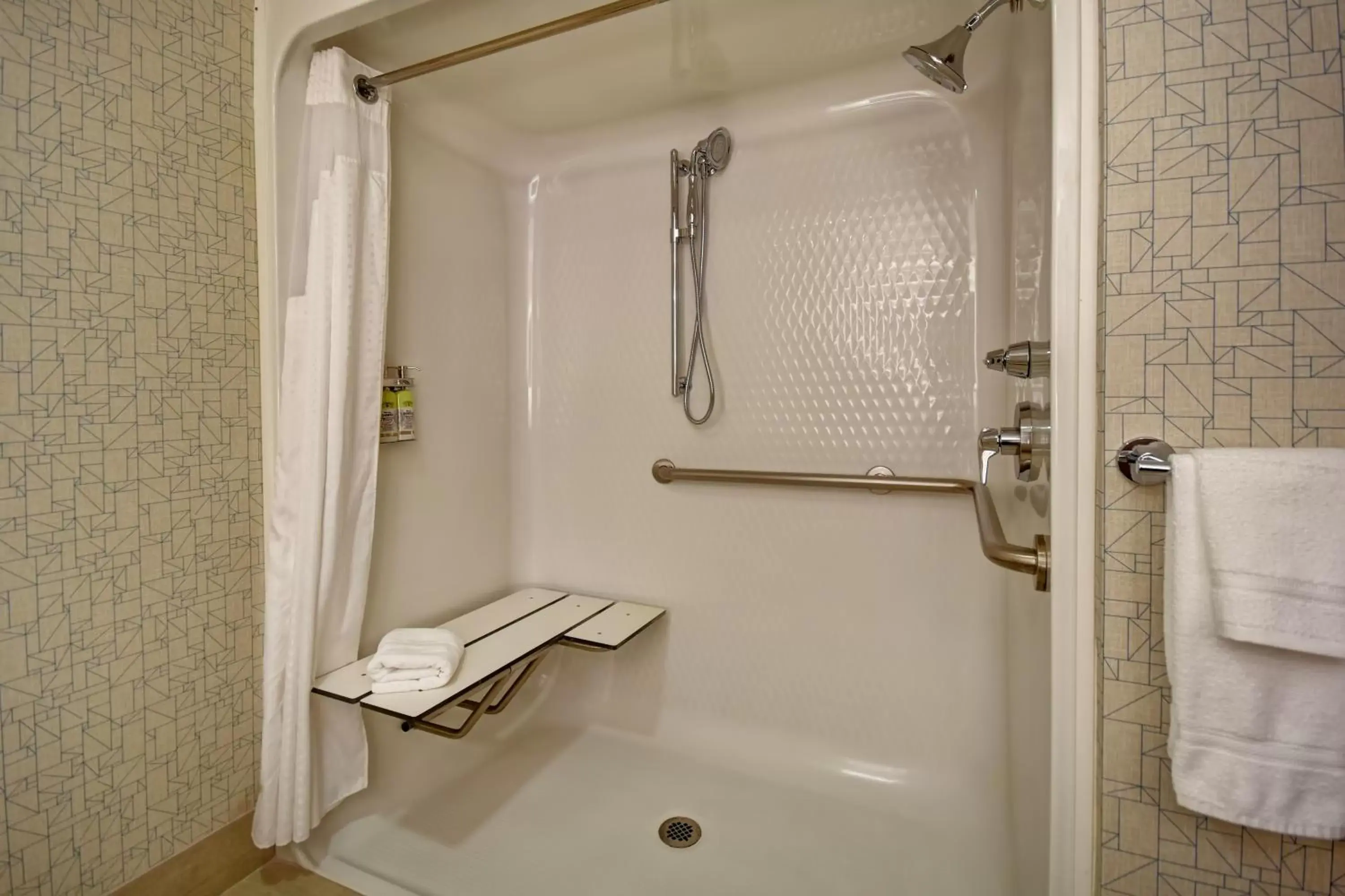 King Room - Mobility Access/Roll in Shower - Non-Smoking in Holiday Inn Express Newport North - Middletown by IHG King Room - Mobility Access/Roll in Shower - Non-Smoking in Holiday Inn Express Newport North - Middletown by IHG