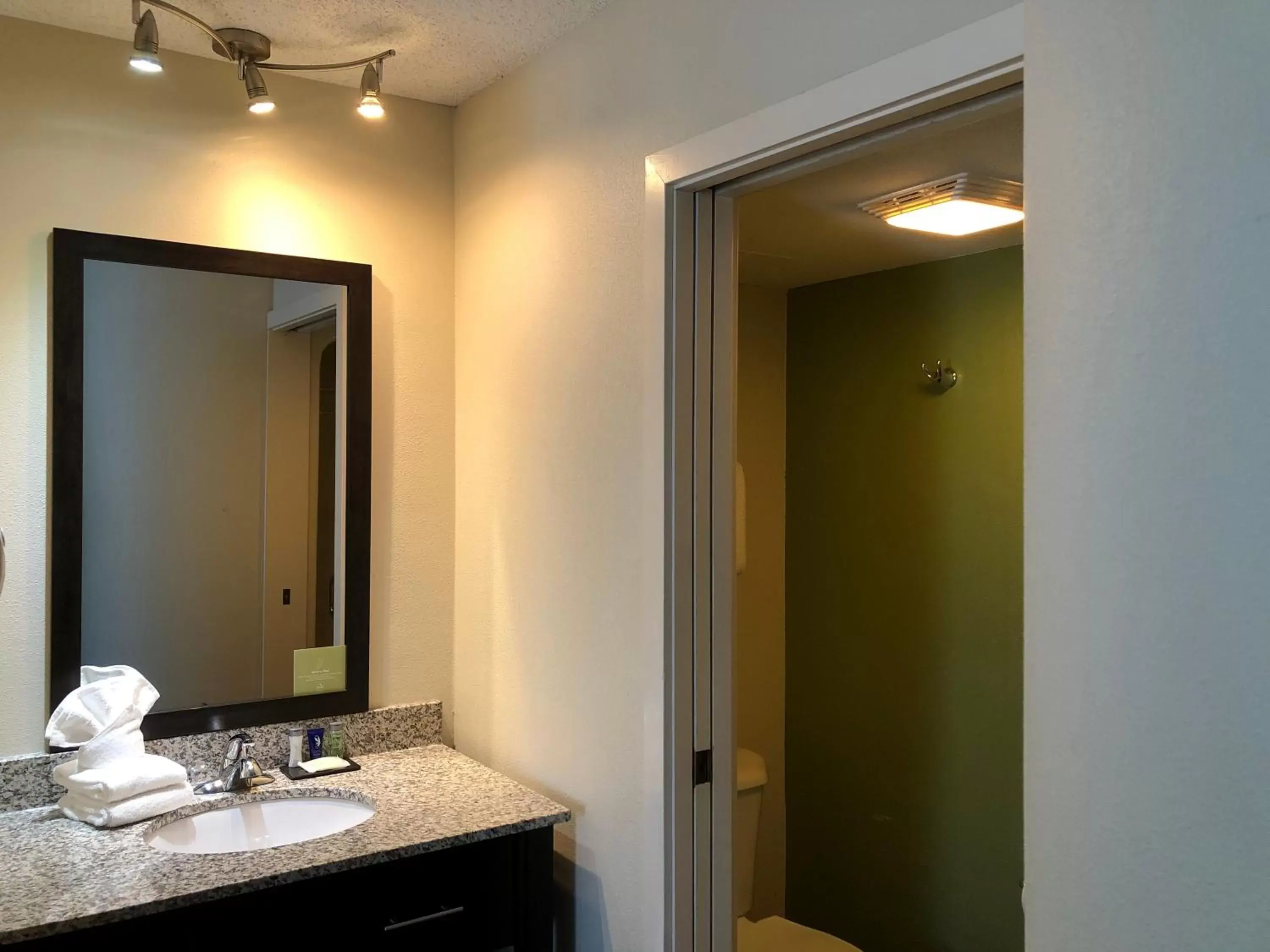 Queen Room - Non Smoking/Ground floor/Pet Friendly in Sleep Inn & Suites Roseburg North Near Medical Center Queen Room - Non Smoking/Ground floor/Pet Friendly in Sleep Inn & Suites Roseburg North Near Medical Center