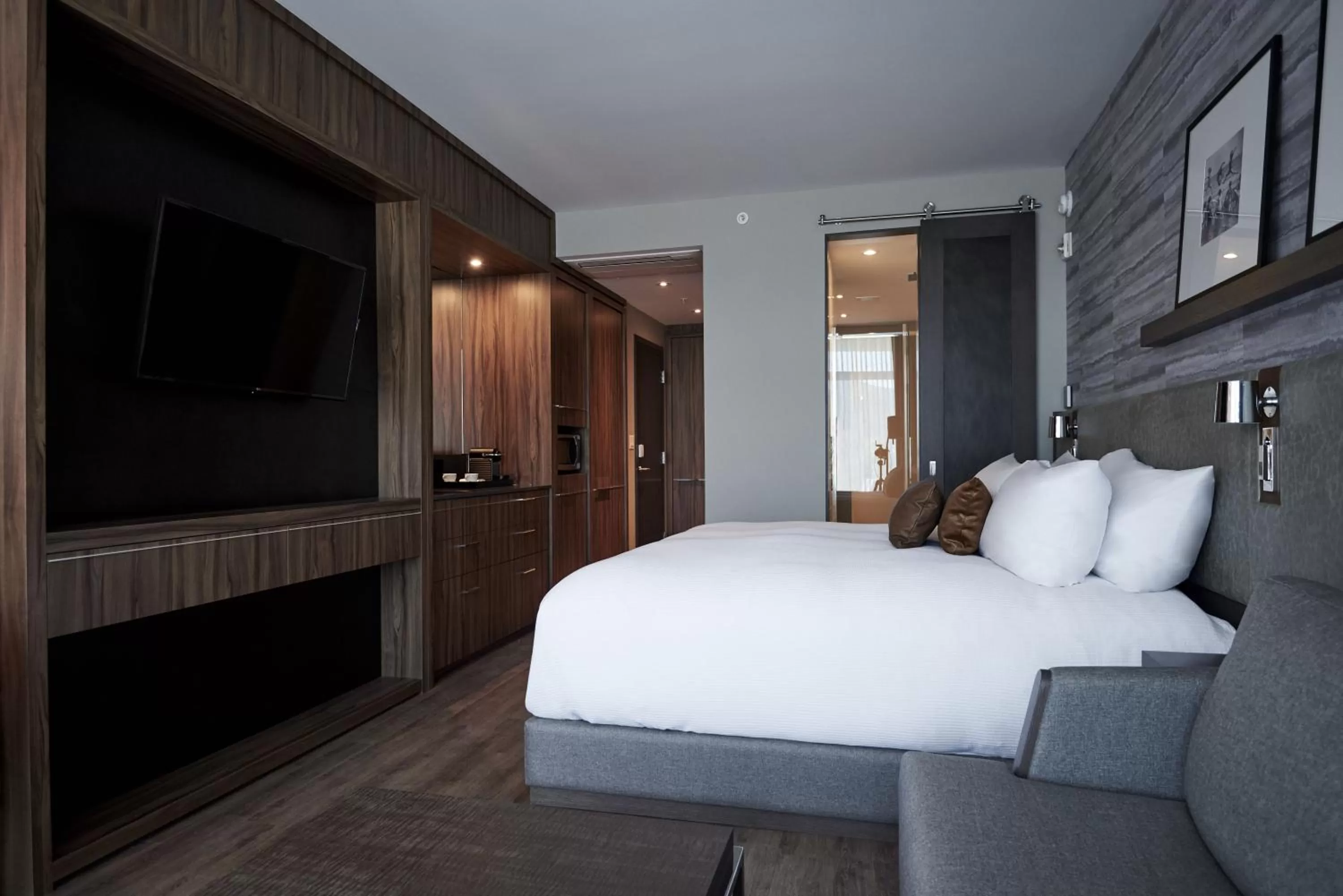 Photo of the whole room, Bed in Entourage sur-le-Lac