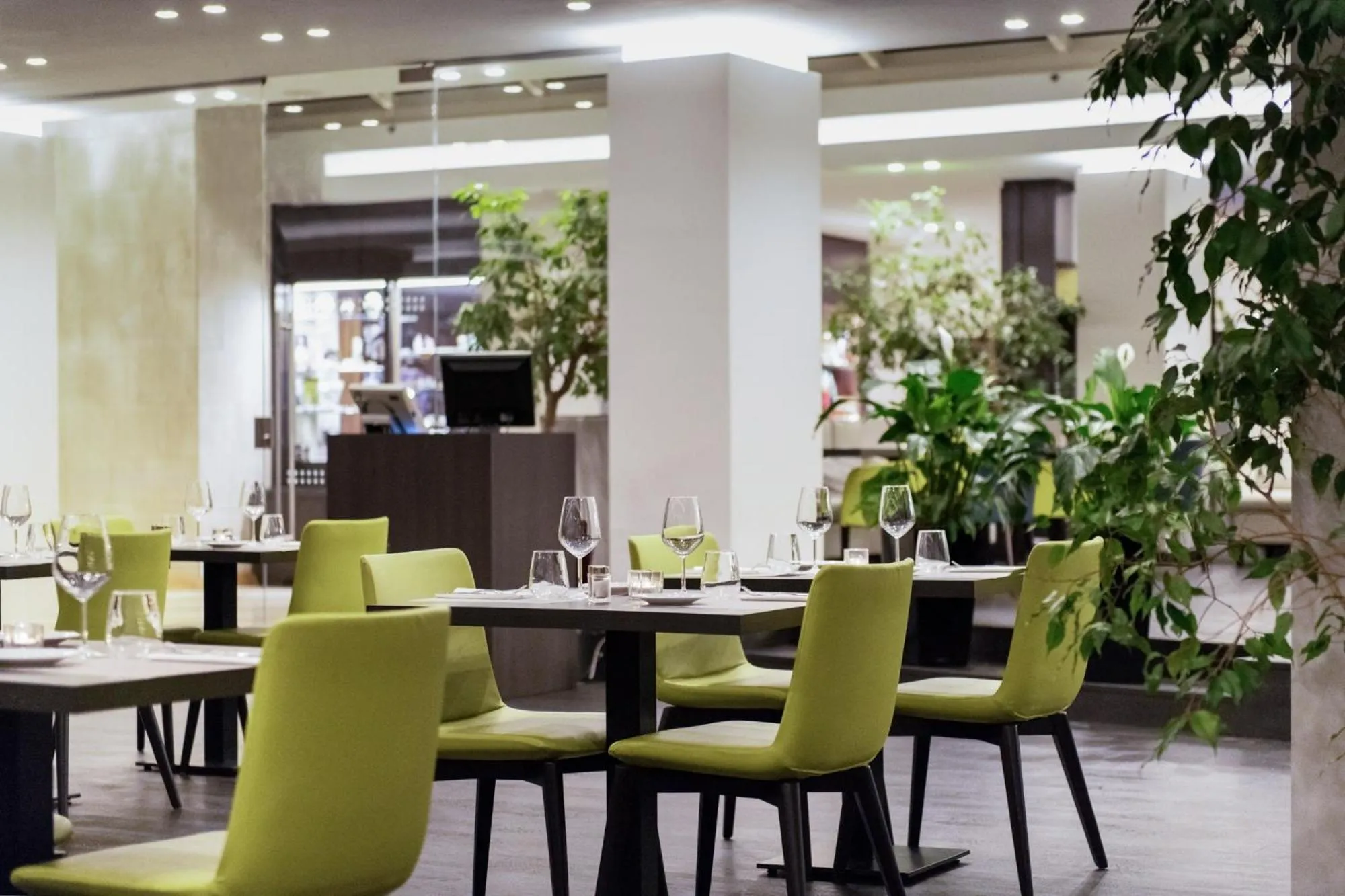 Restaurant/places to eat in Mercure Roma West