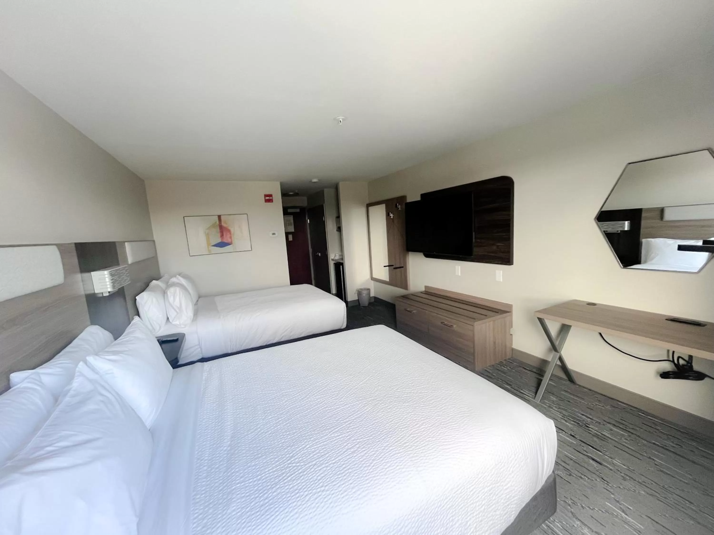 Bed in Holiday Inn Express Federal Way - Seattle South, an IHG Hotel