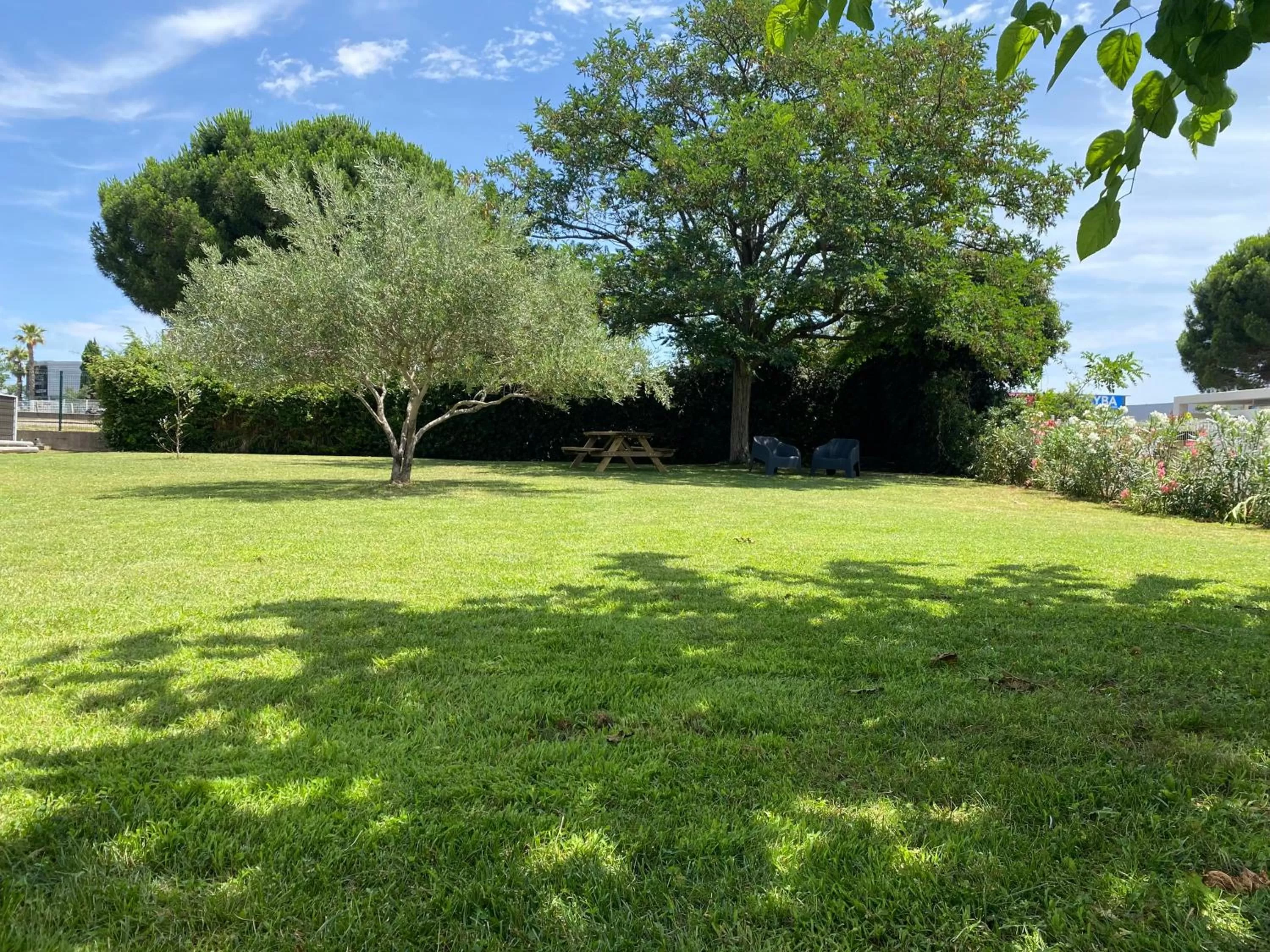 Garden in Kyriad Montpellier Aéroport - Gare Sud de France