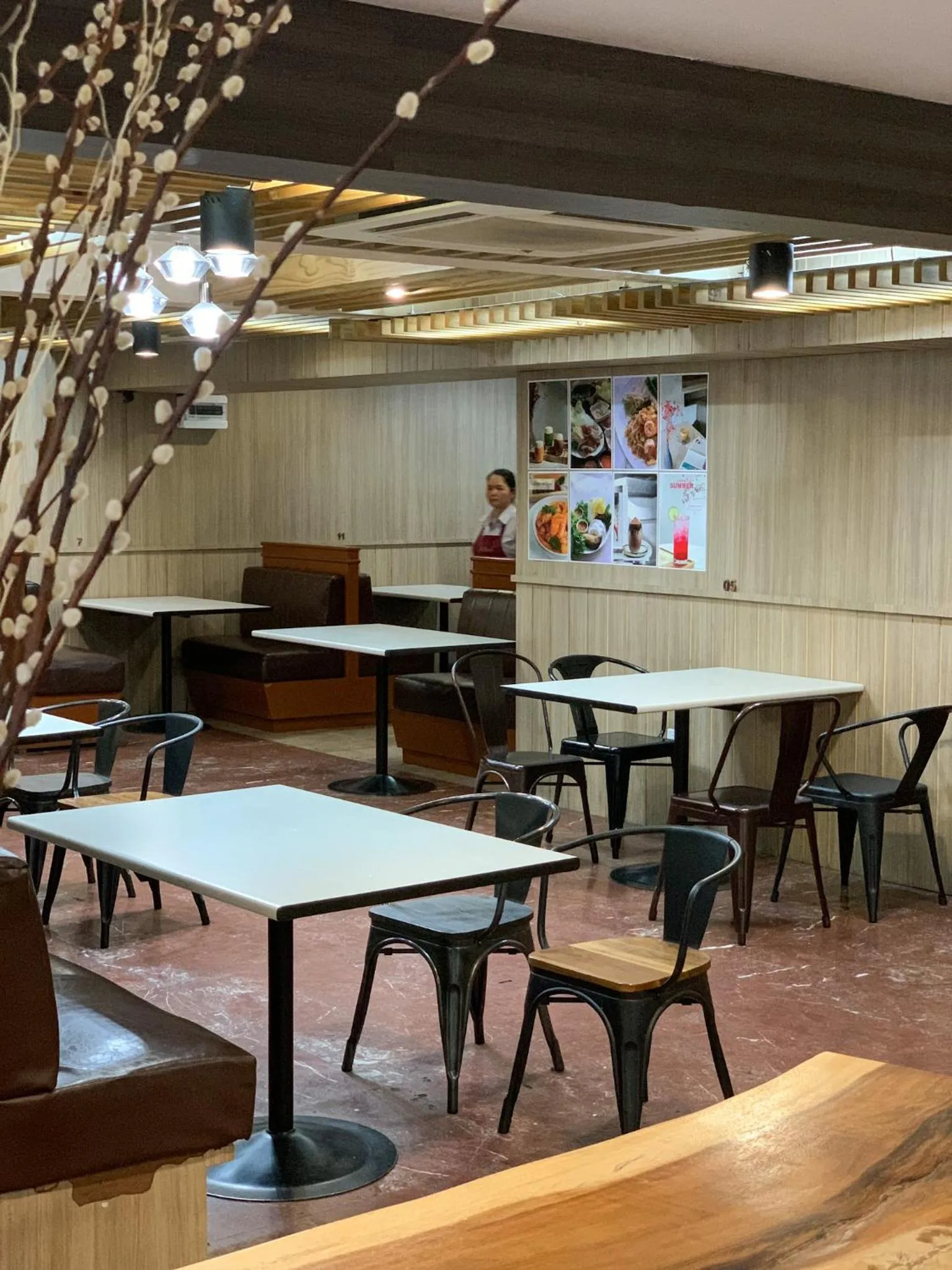 Restaurant/places to eat in Watana Hotel