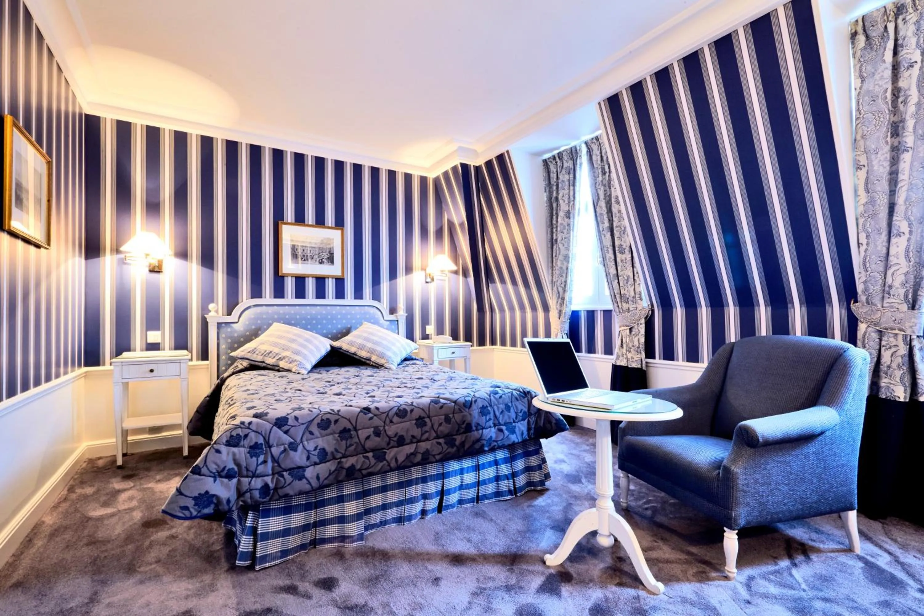 Bed in Golden Tulip Washington Opera