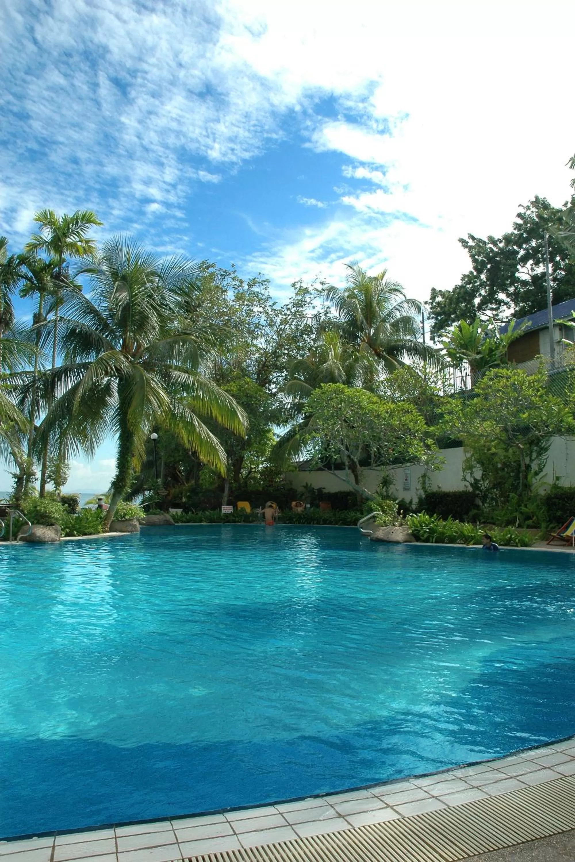Swimming pool in Rainbow Paradise Beach Resort