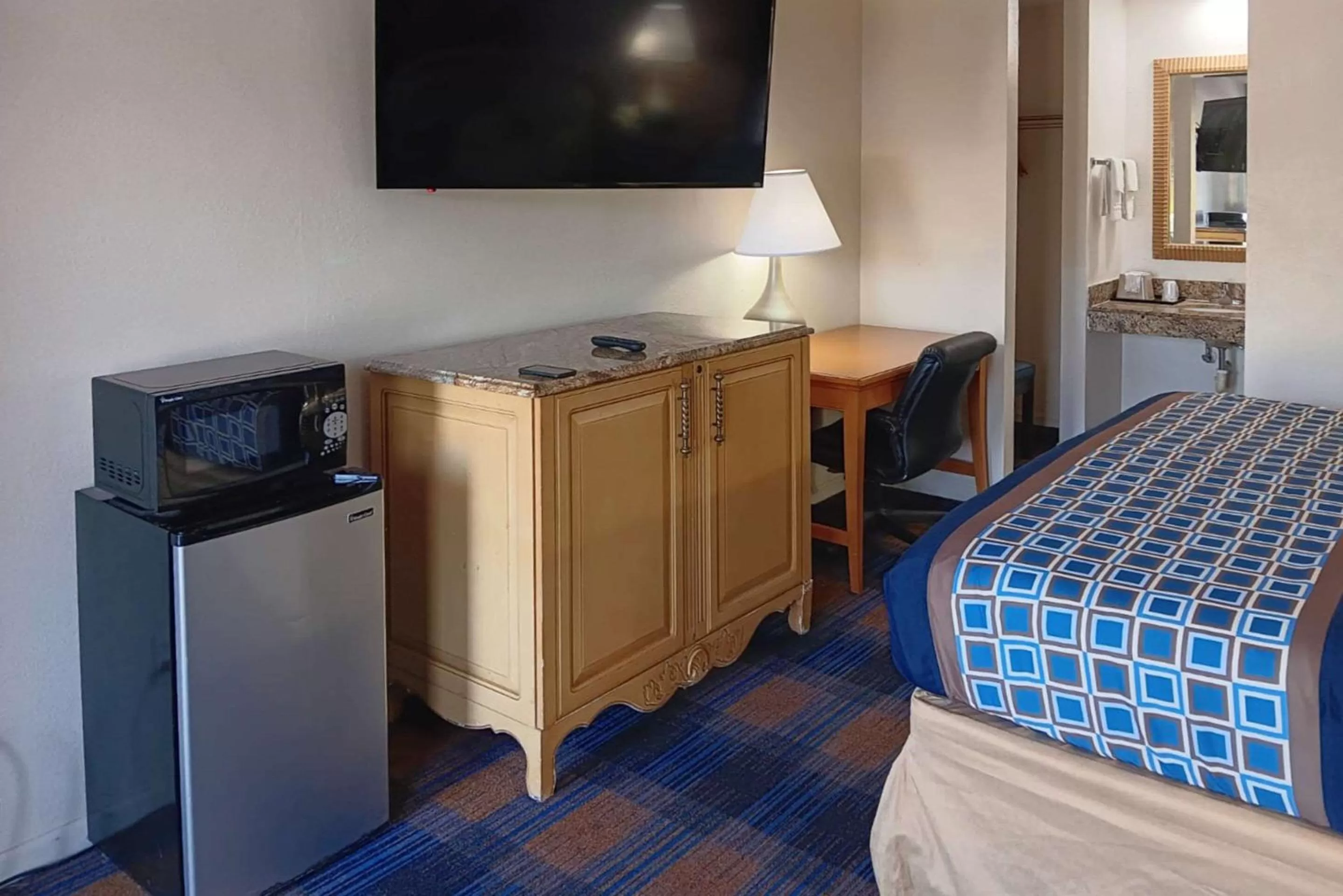 Bedroom, Bed in Rodeway Inn Lake City I-75