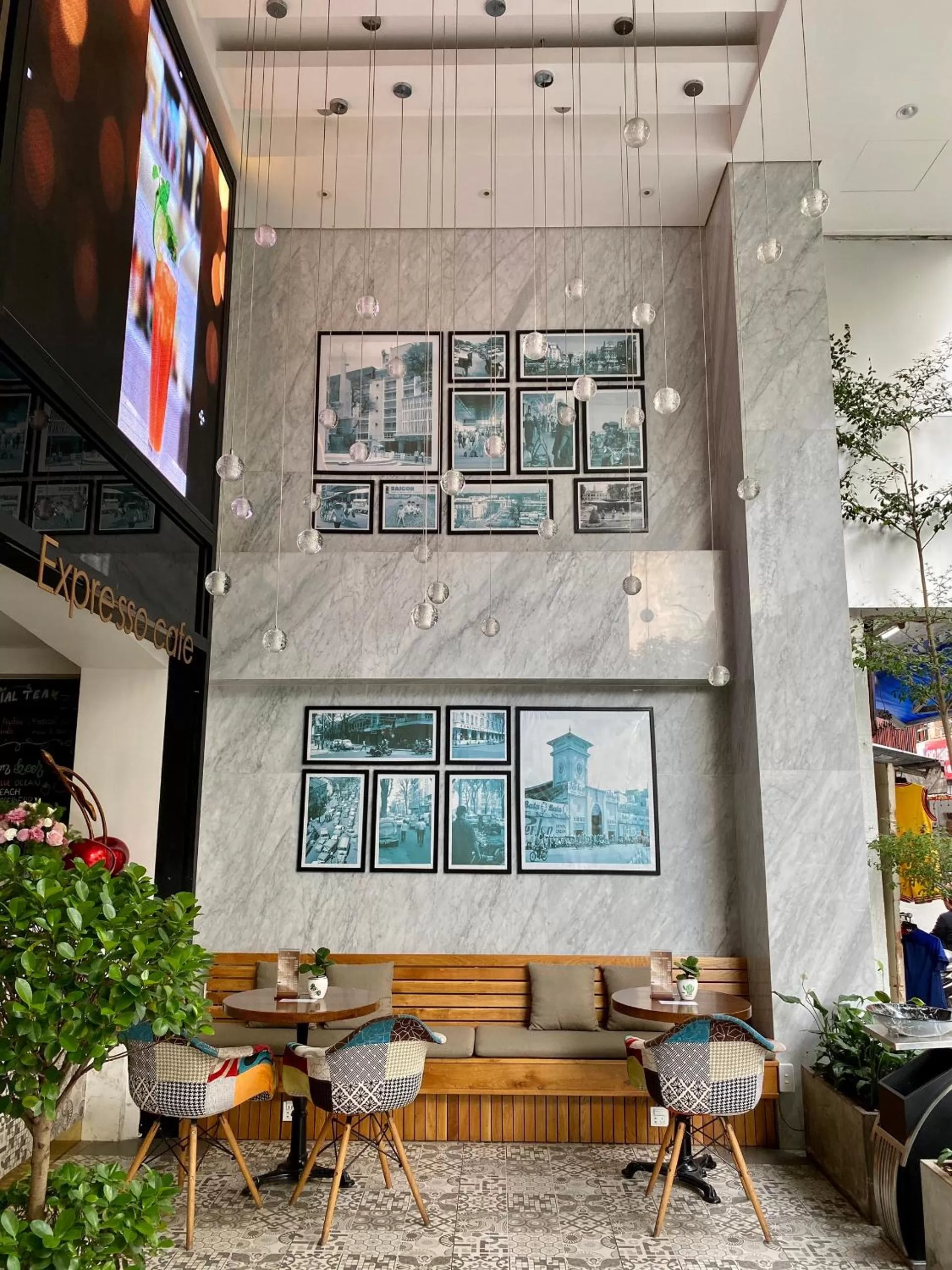 Lounge or bar, Restaurant/Places to Eat in UpTown Hotel