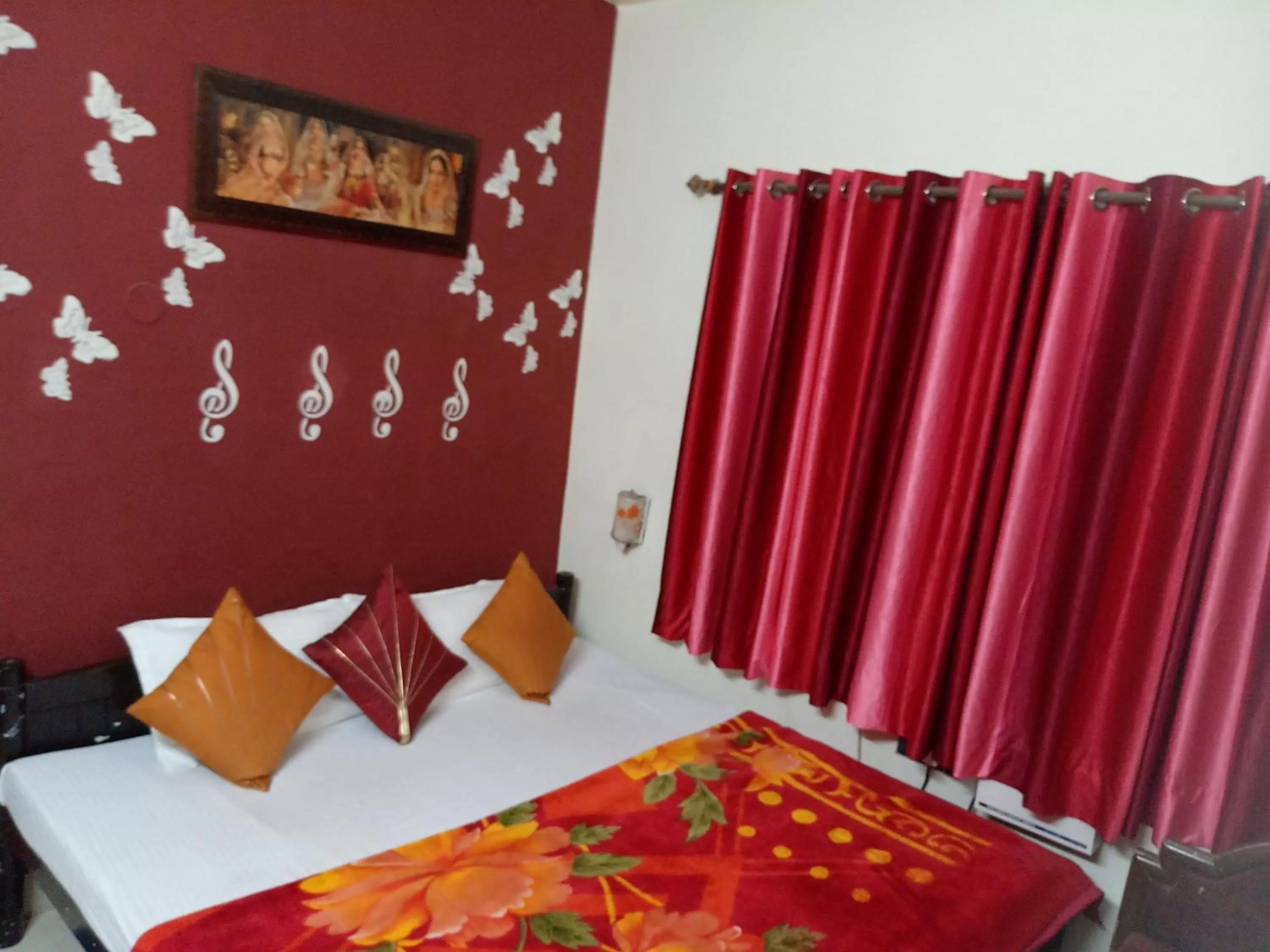 Photo of the whole room, Bed in Haveli Taragarh Palace