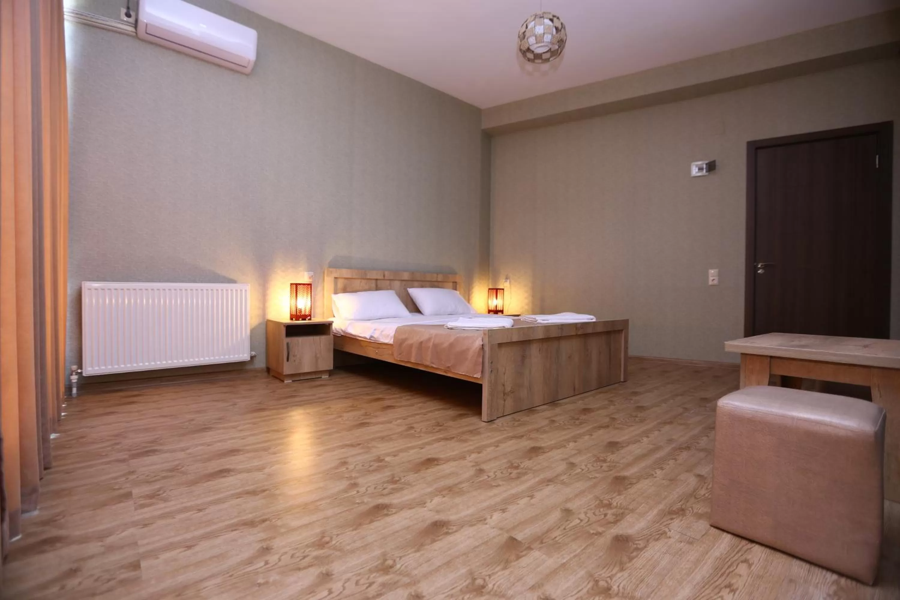 River view, Bed in Hotel Traveler