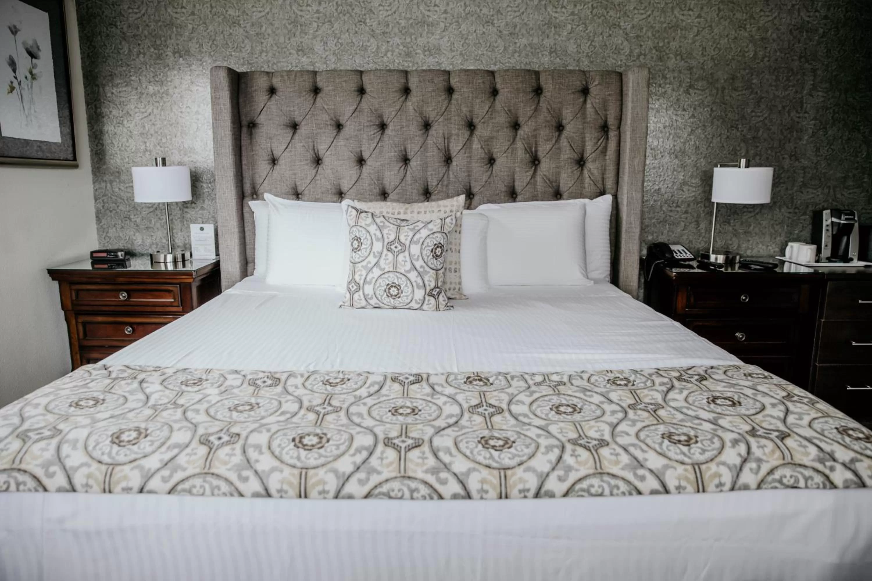 Bed in Geyserville Inn