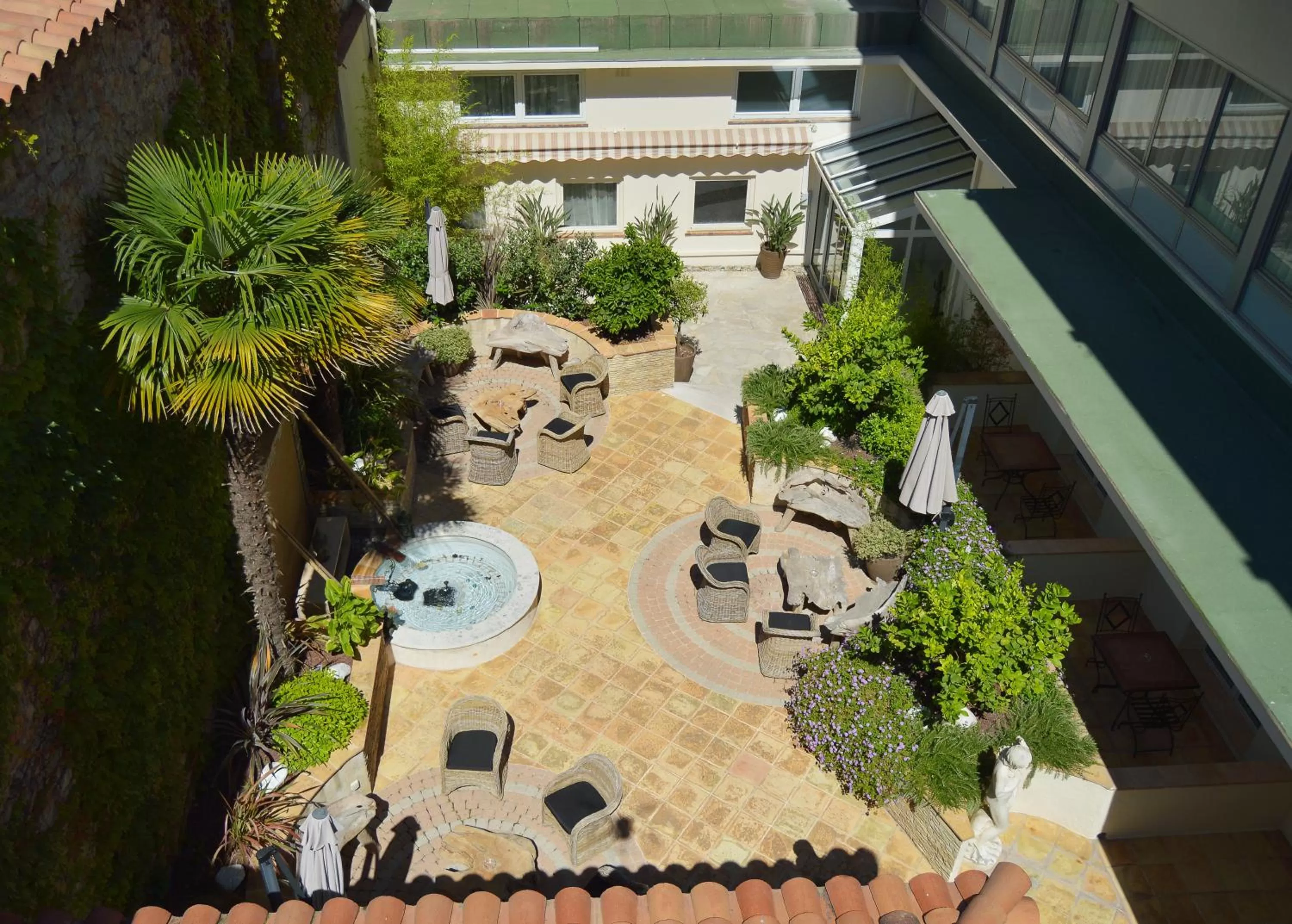 Patio in Best Western Premier Le Patio des Artistes Wellness Jacuzzi