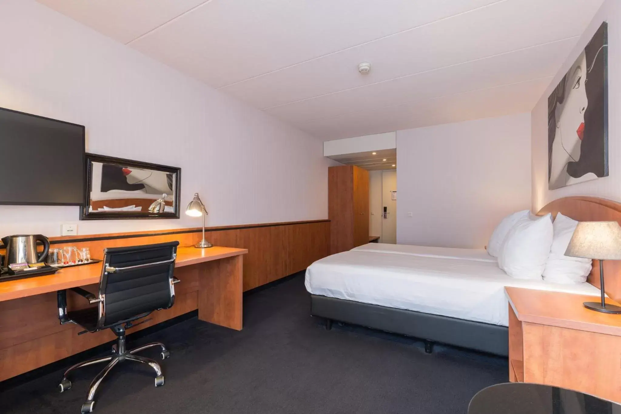 Twin or Double Room in Leonardo Hotel Utrecht City Center Twin or Double Room in Leonardo Hotel Utrecht City Center