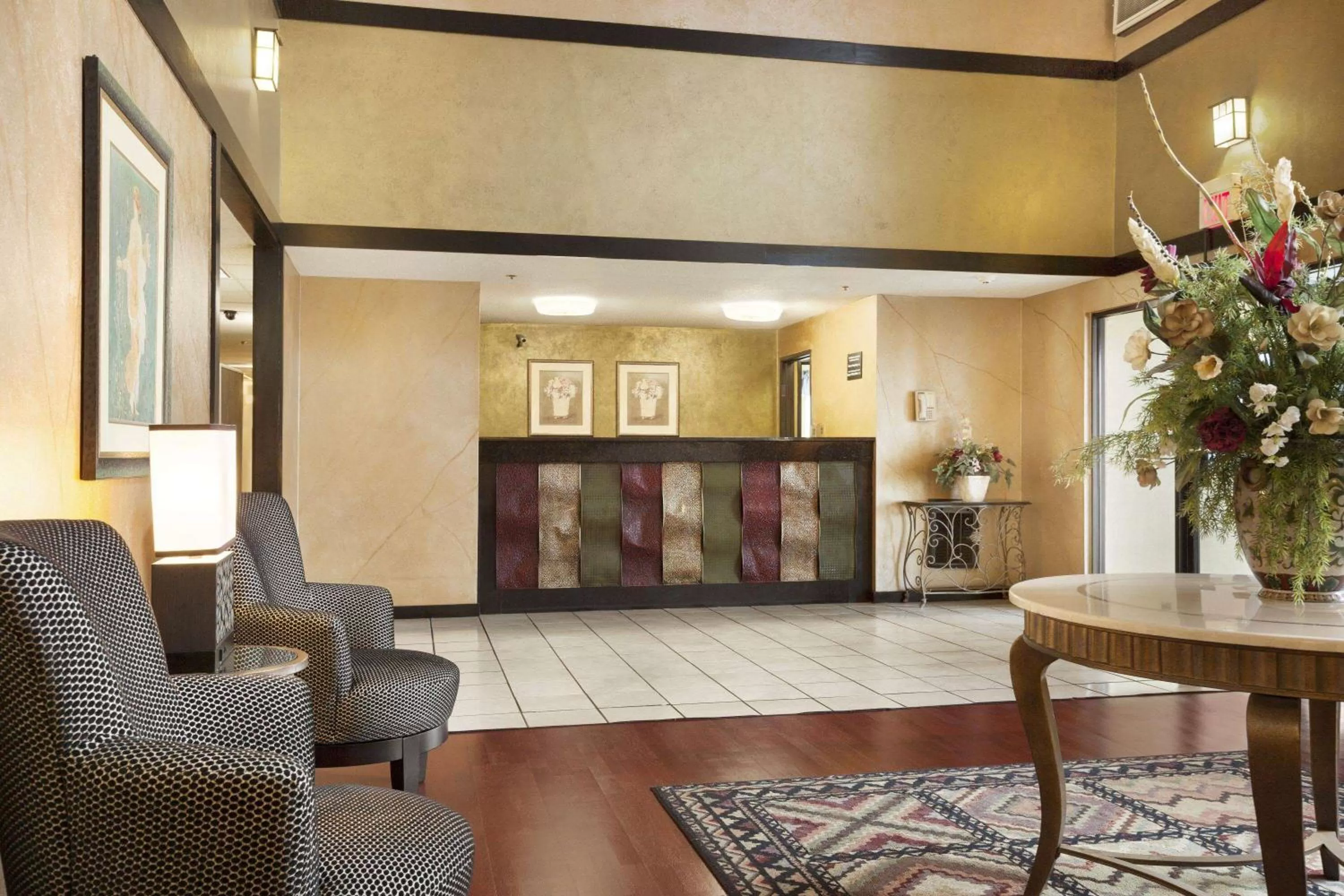 Lobby or reception in Super 8 by Wyndham Milwaukee Airport