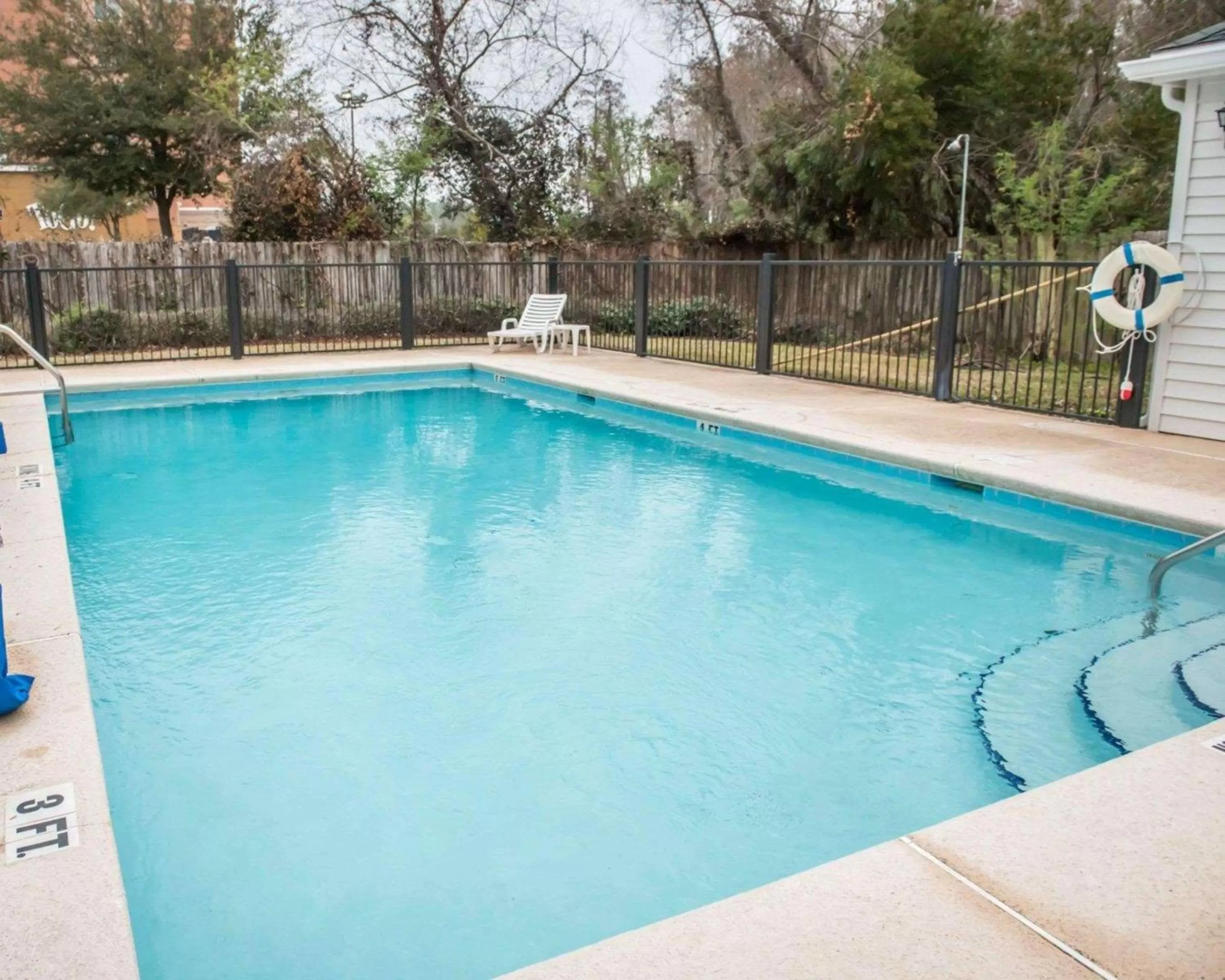 Swimming pool in Quality Inn Lake City