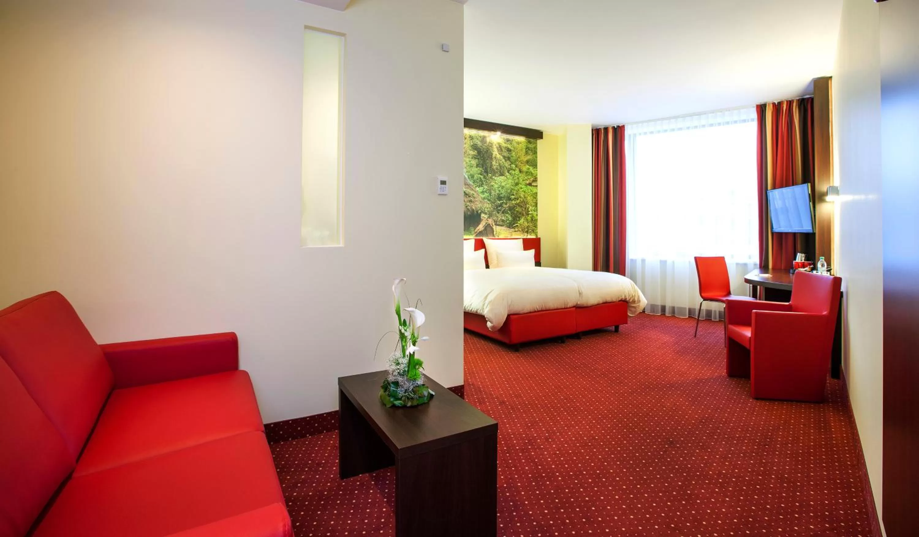 Photo of the whole room, Bed in Best Western Plus Plaza Berlin Kurfürstendamm