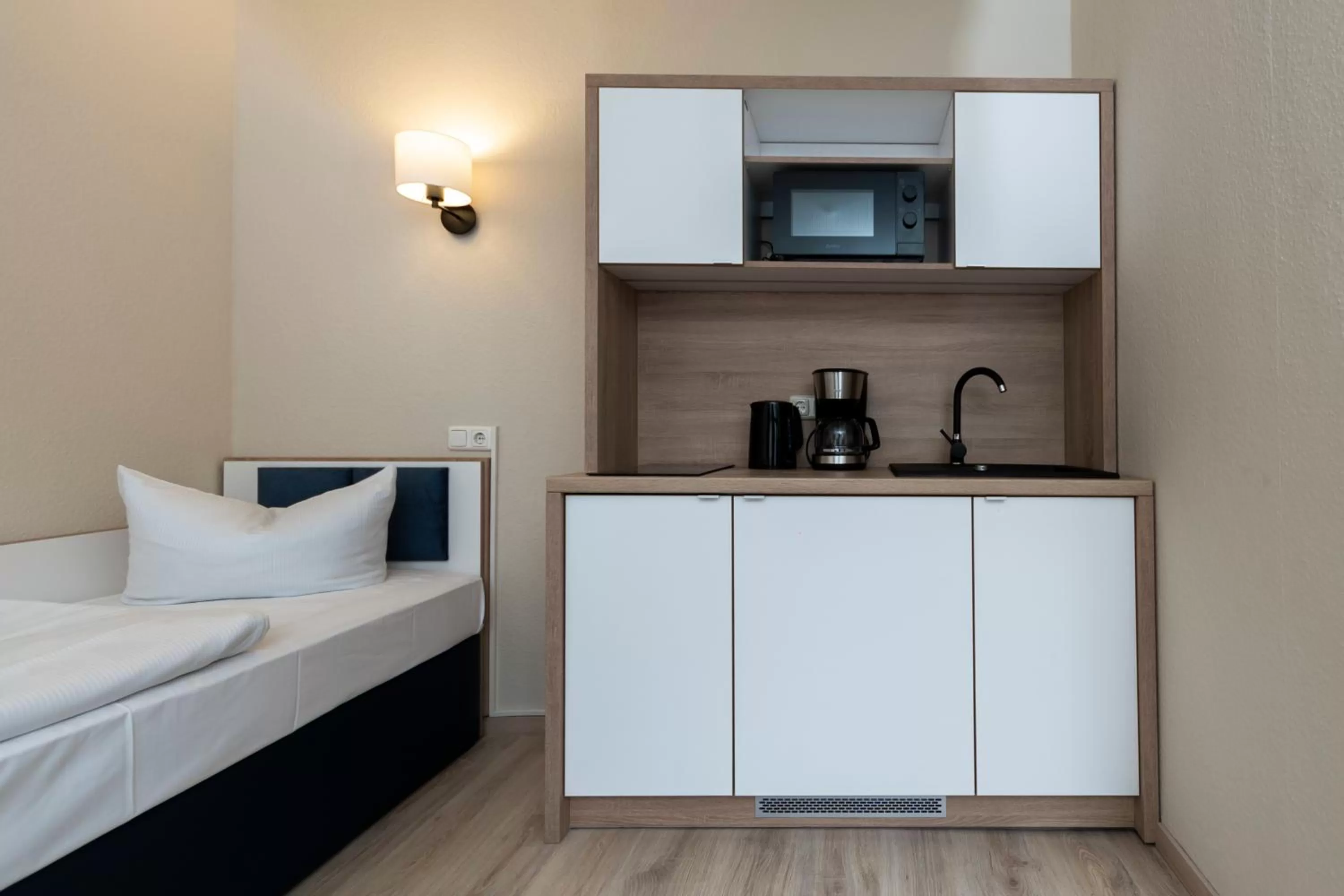 Coffee/tea facilities, TV/Entertainment Center in Aparthotel Stralsund Studios und Apartments