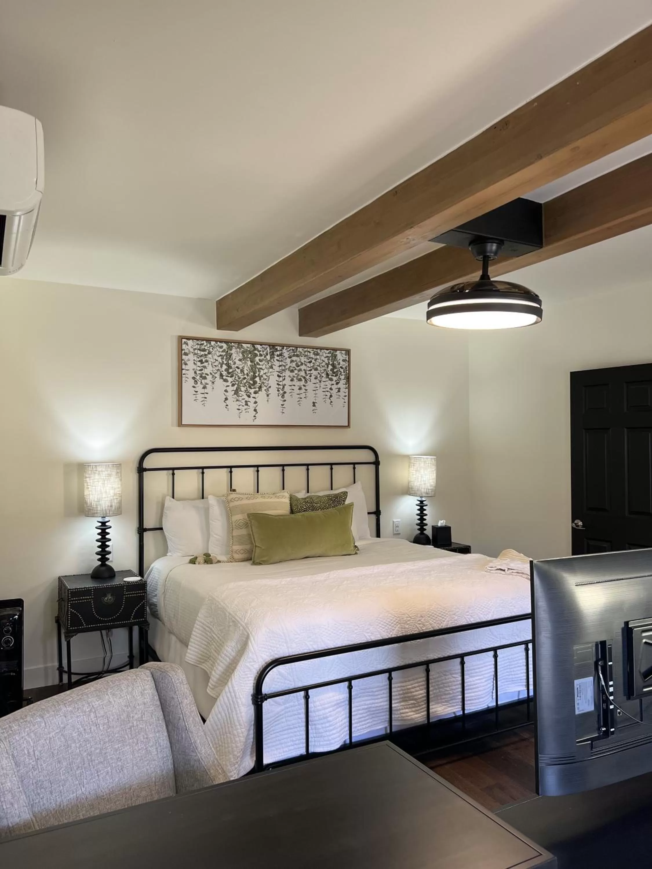 Bedroom, Bed in Bespoke Inn Flagstaff