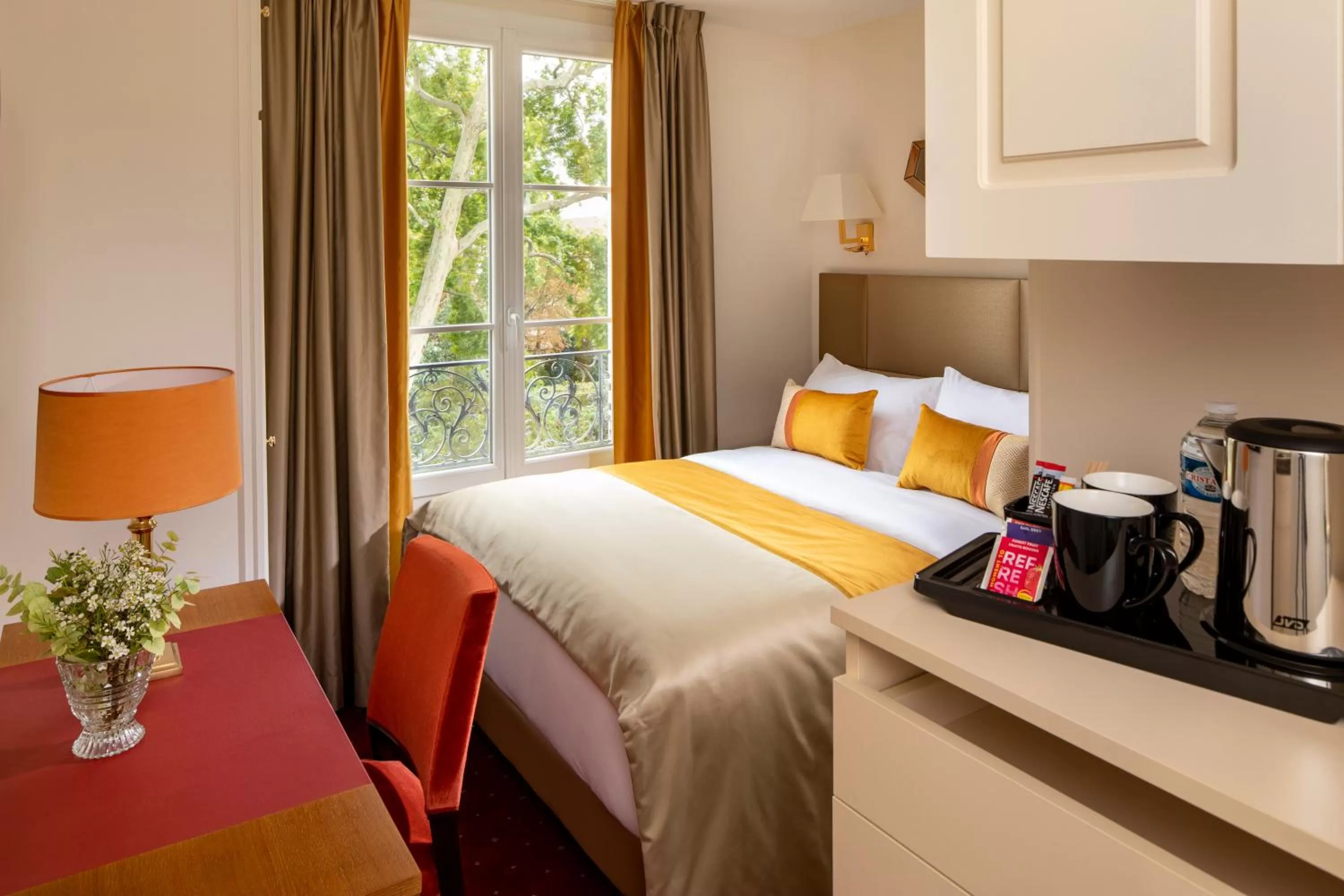 Bed in Hotel De Suede Saint Germain