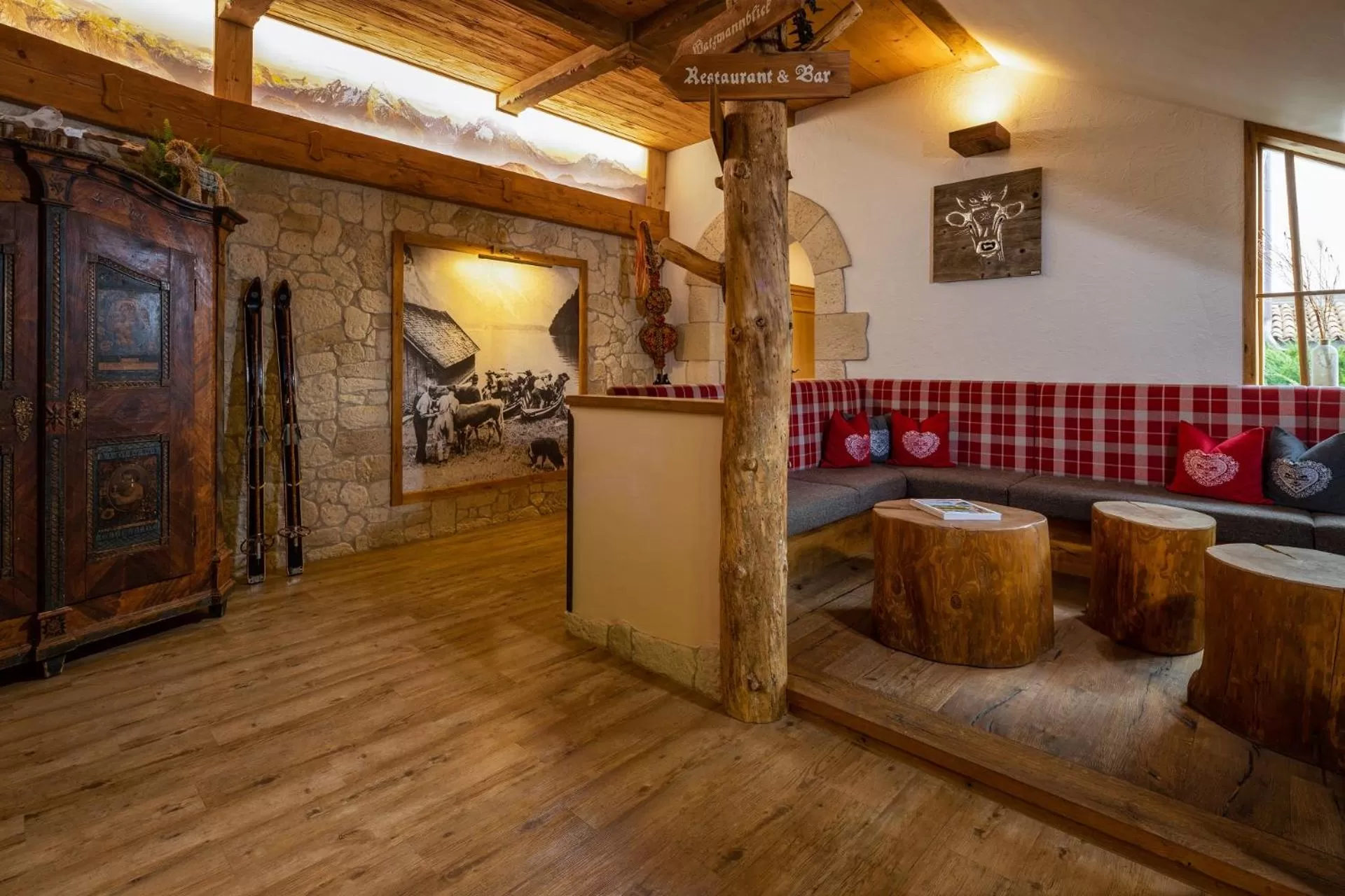 Lobby or reception in Alm- & Wellnesshotel Alpenhof