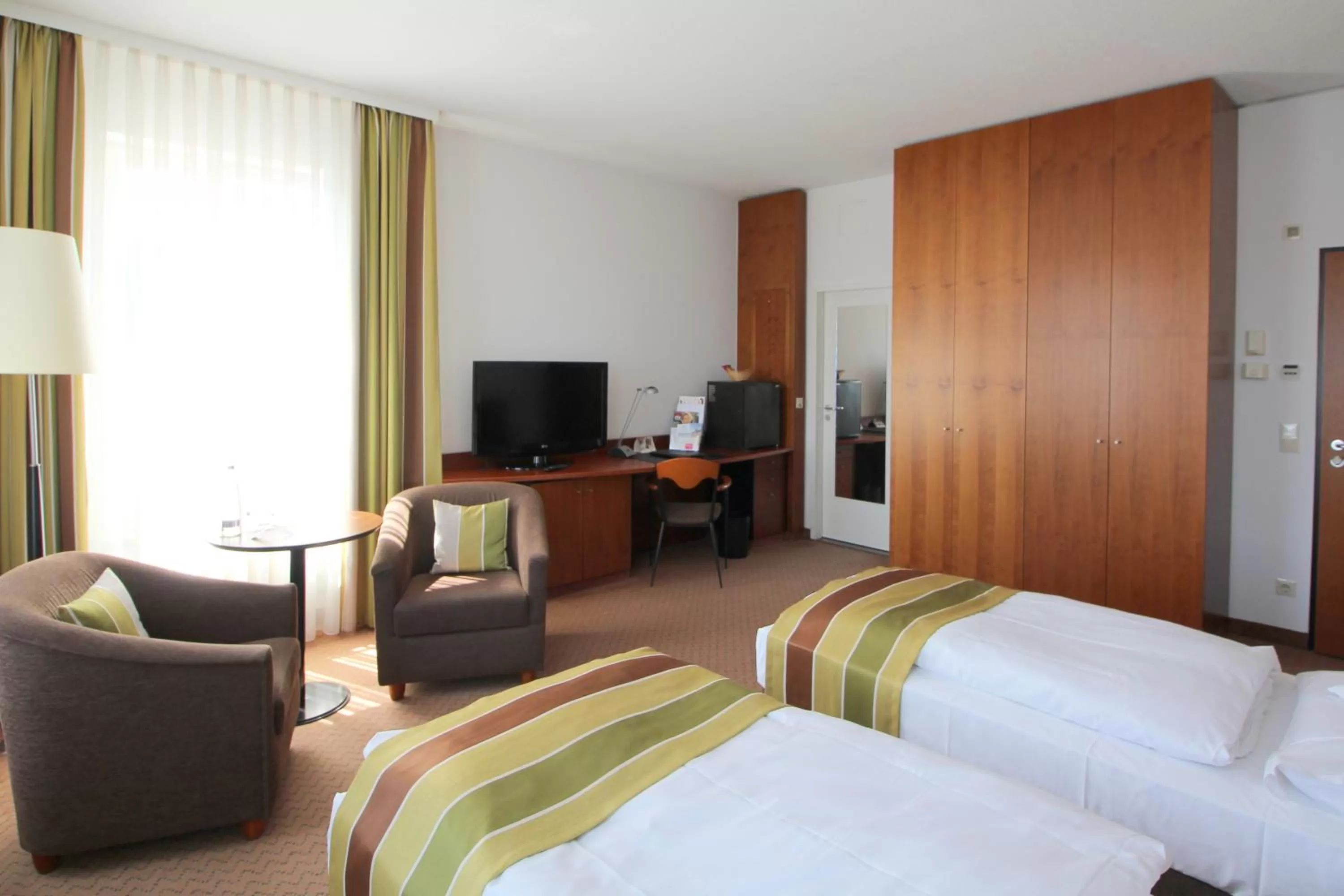 Photo of the whole room, Bed in Hansa Apart-Hotel Regensburg