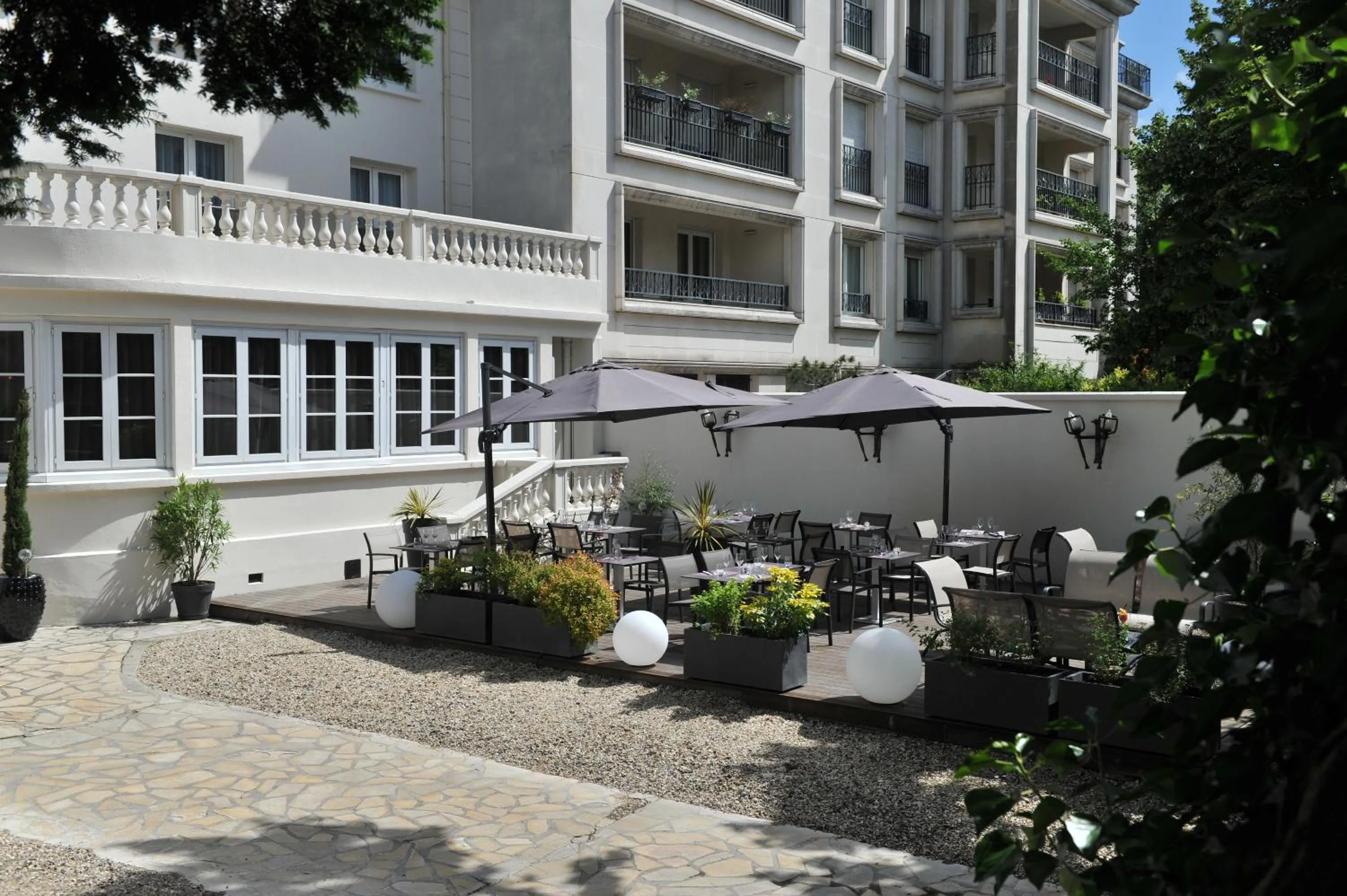 Patio in Mercure Paris Saint Cloud Hippodrome