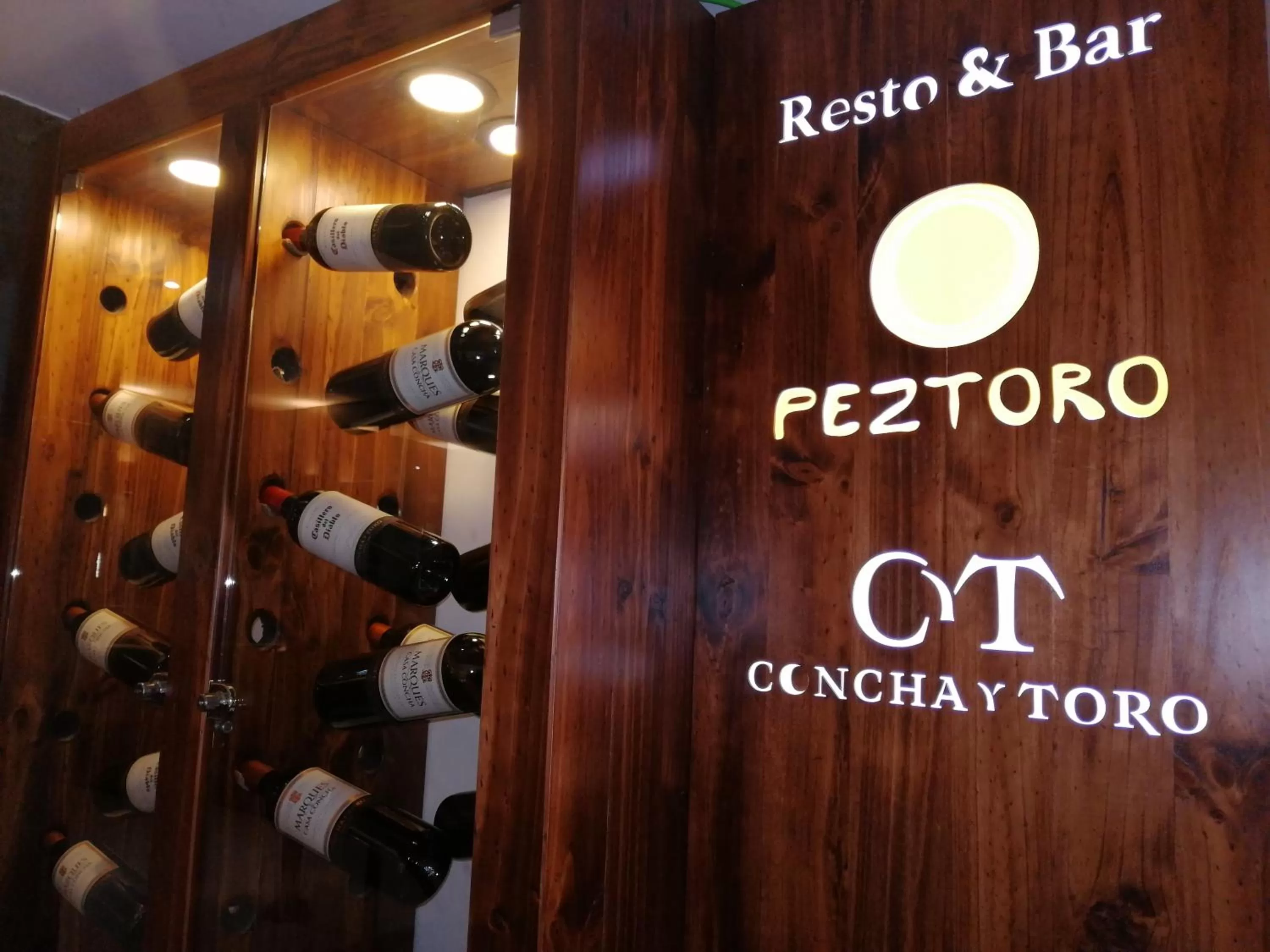 Text overlay in Hotel Diego de Velazquez