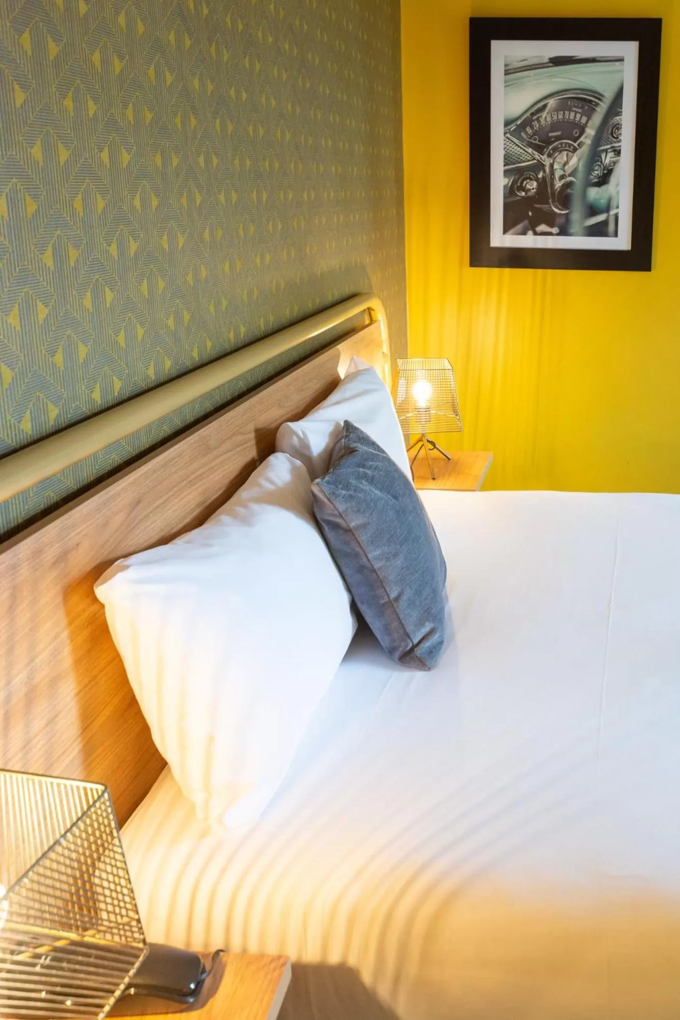 Bed in Logis Hôtel Le Vert Galant