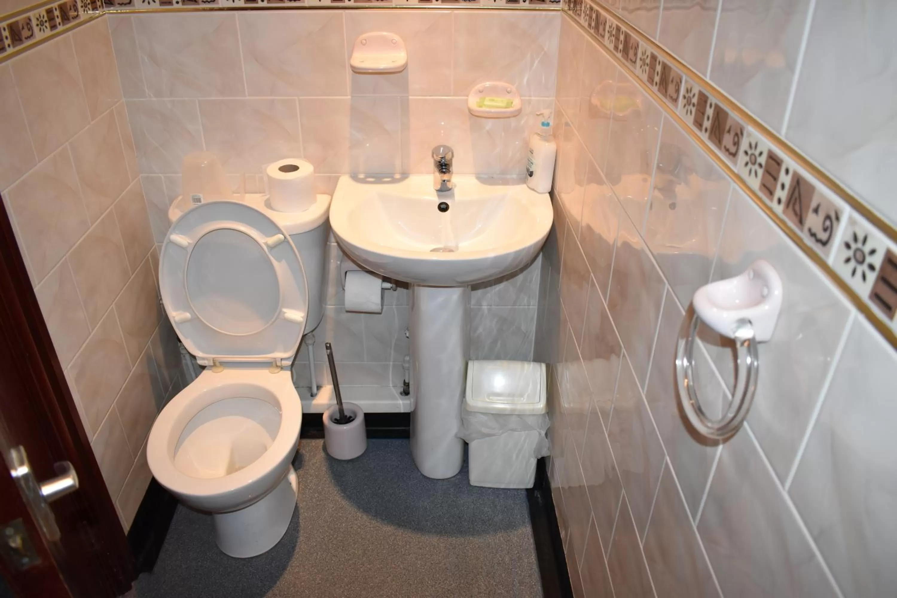 Bathroom in Lyndhurst Hotel