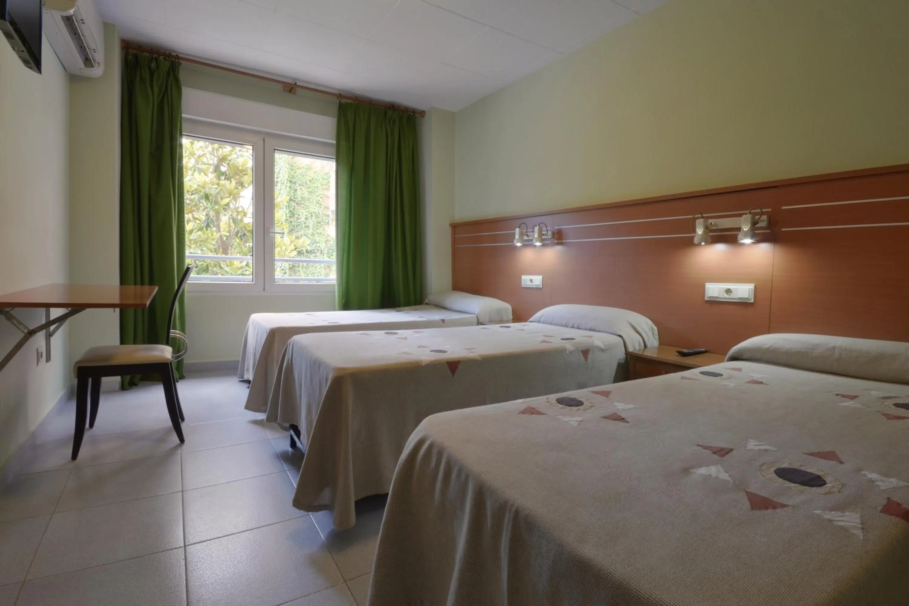 Standard Quadruple Room in El Camí Hotel