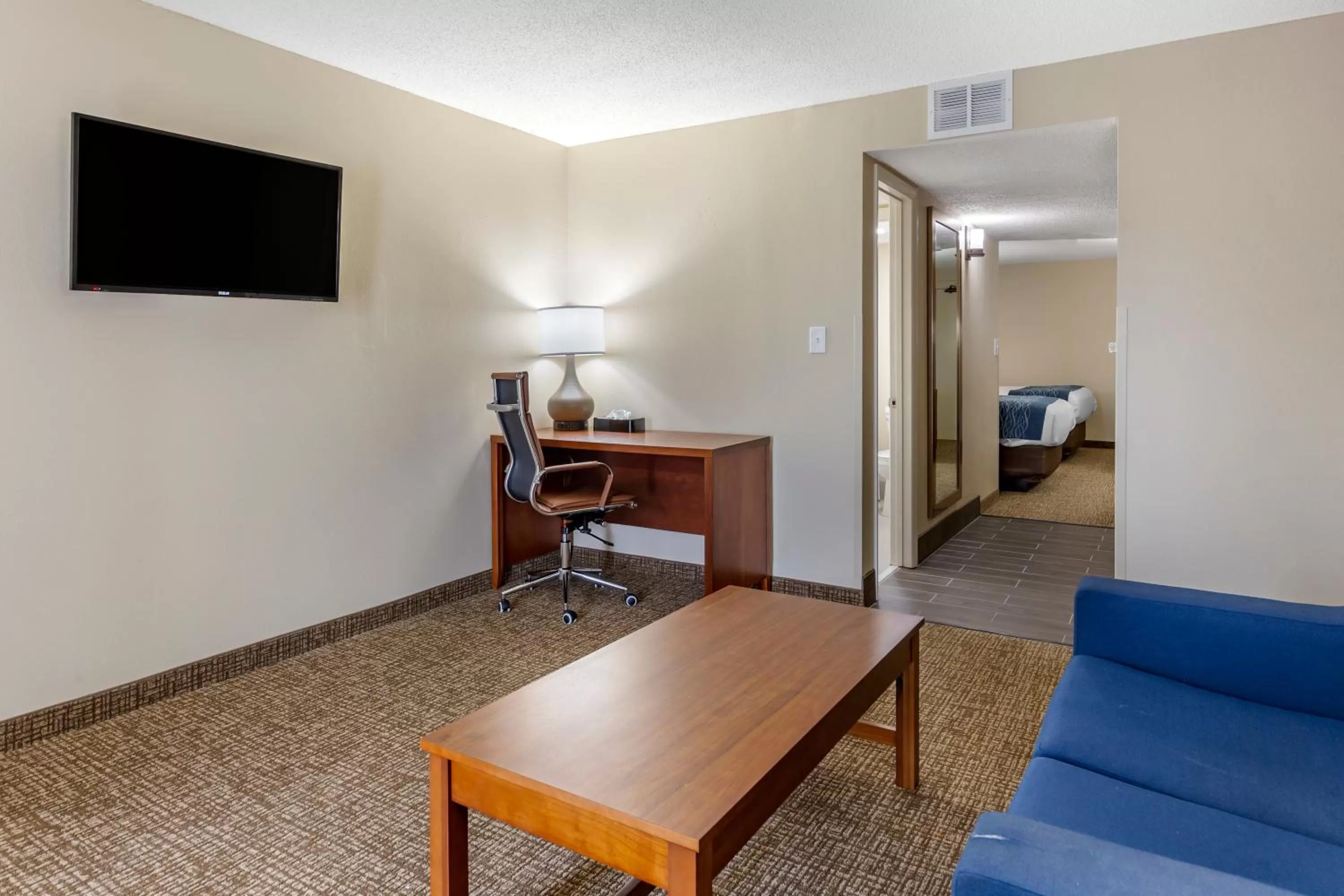 Seating area, Bed in Comfort Inn & Suites Spring Lake - Fayetteville near Fort Bragg