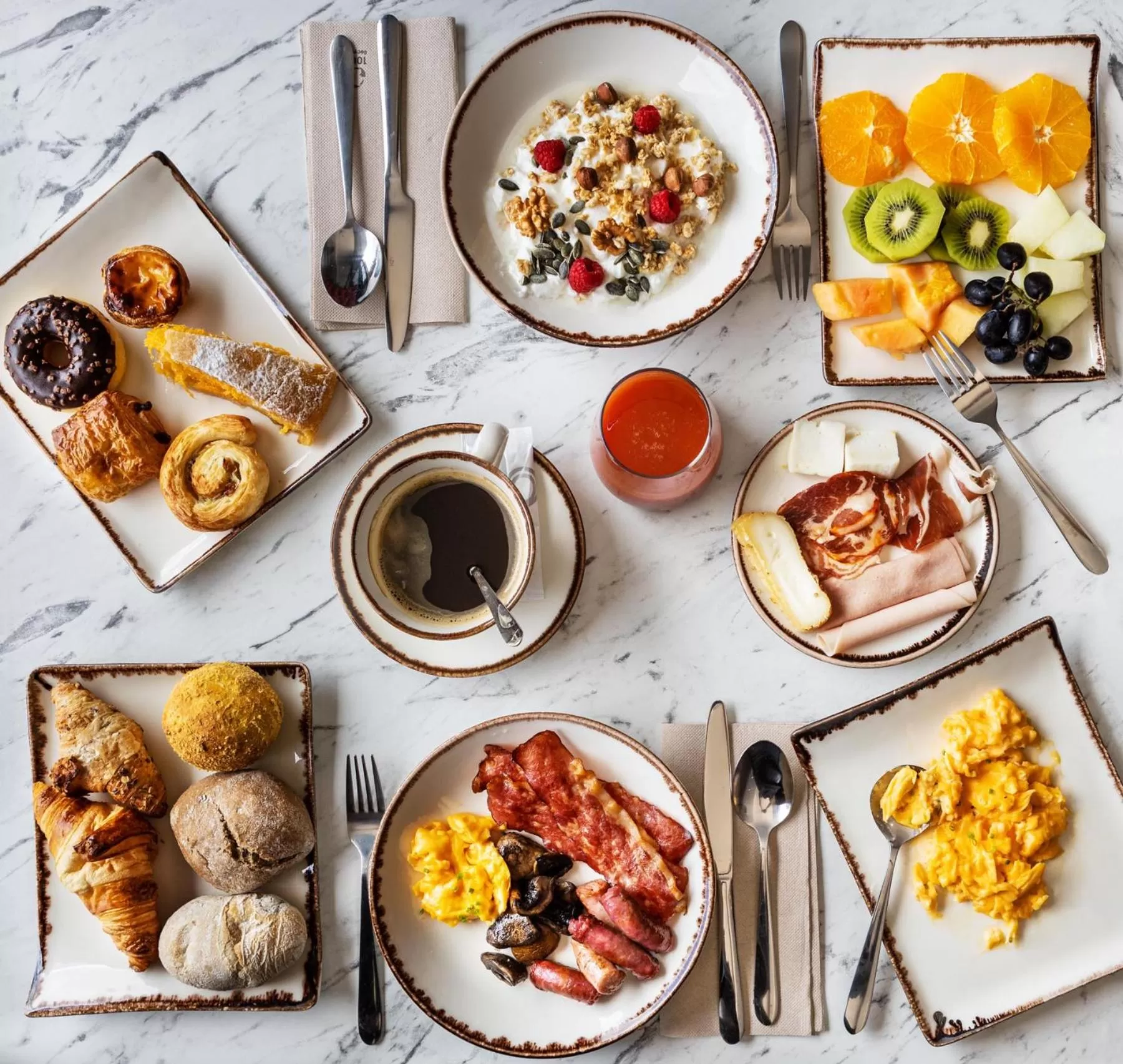 Breakfast, Lunch and Dinner in Selina Evora