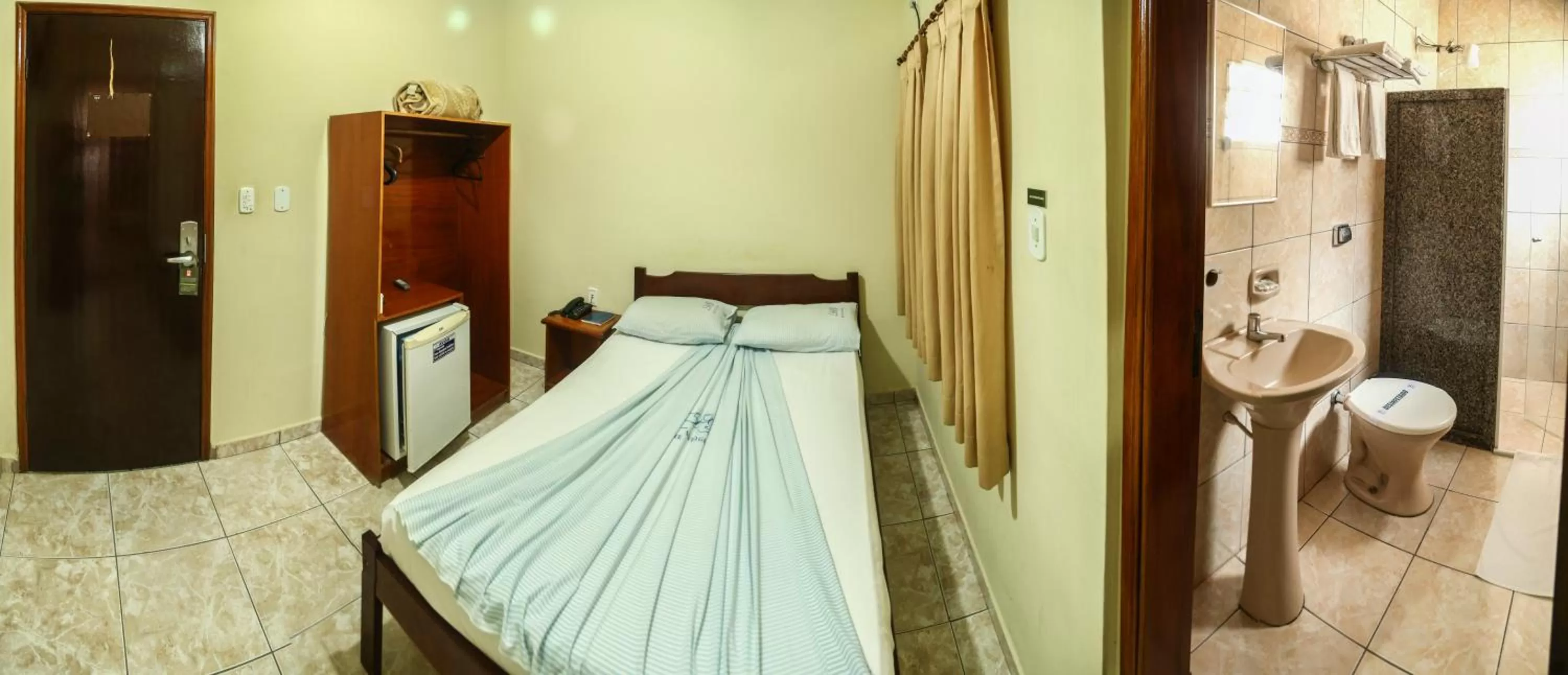 Bathroom, Bed in Hotel Santo Graal