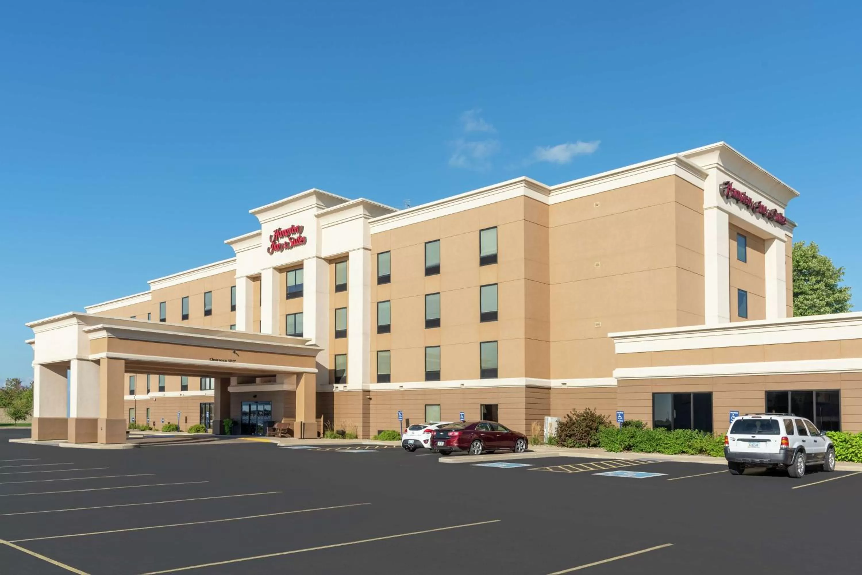 Property building in Hampton Inn & Suites Marshalltown