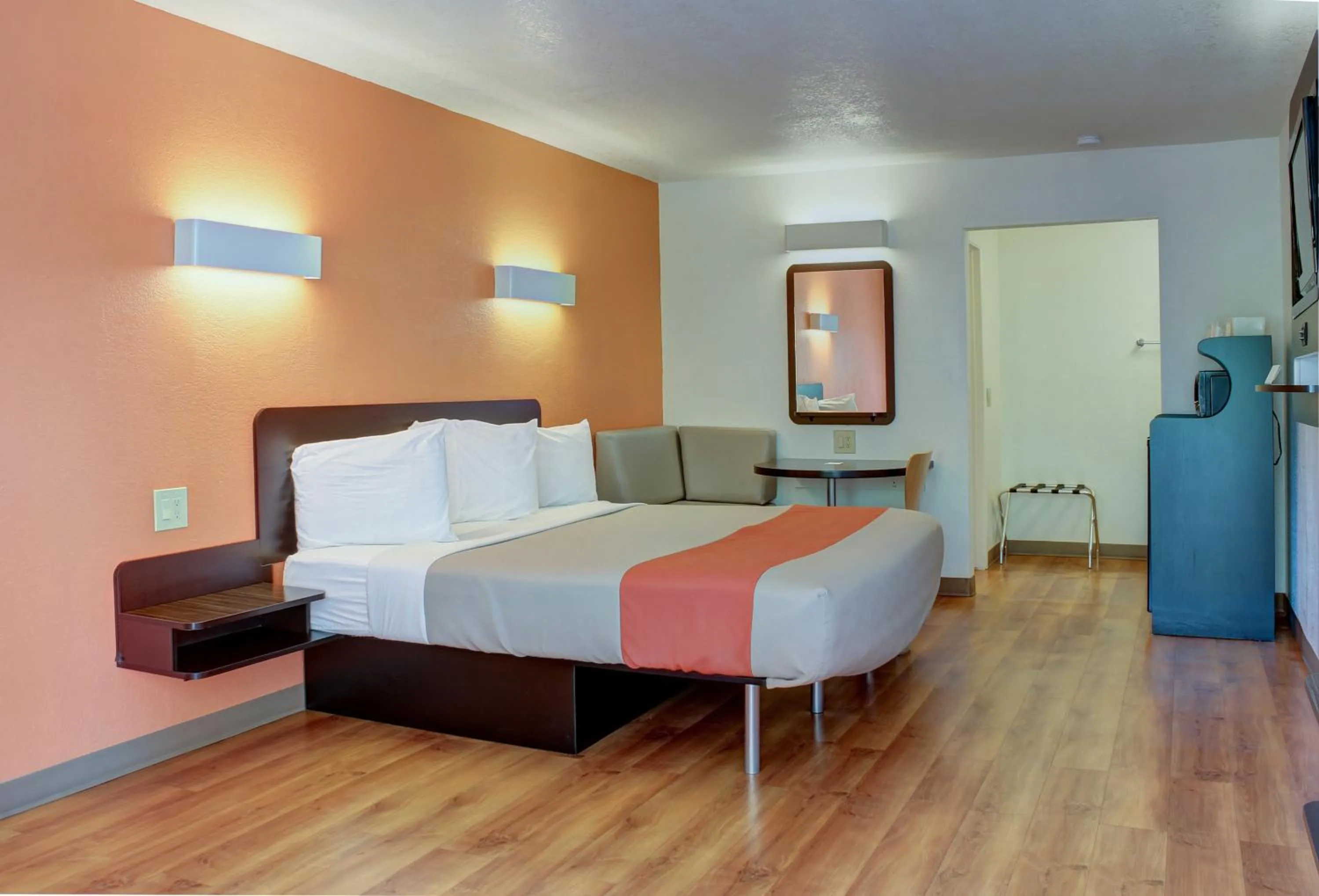 Bedroom, Bed in Motel 6-Bishop, CA