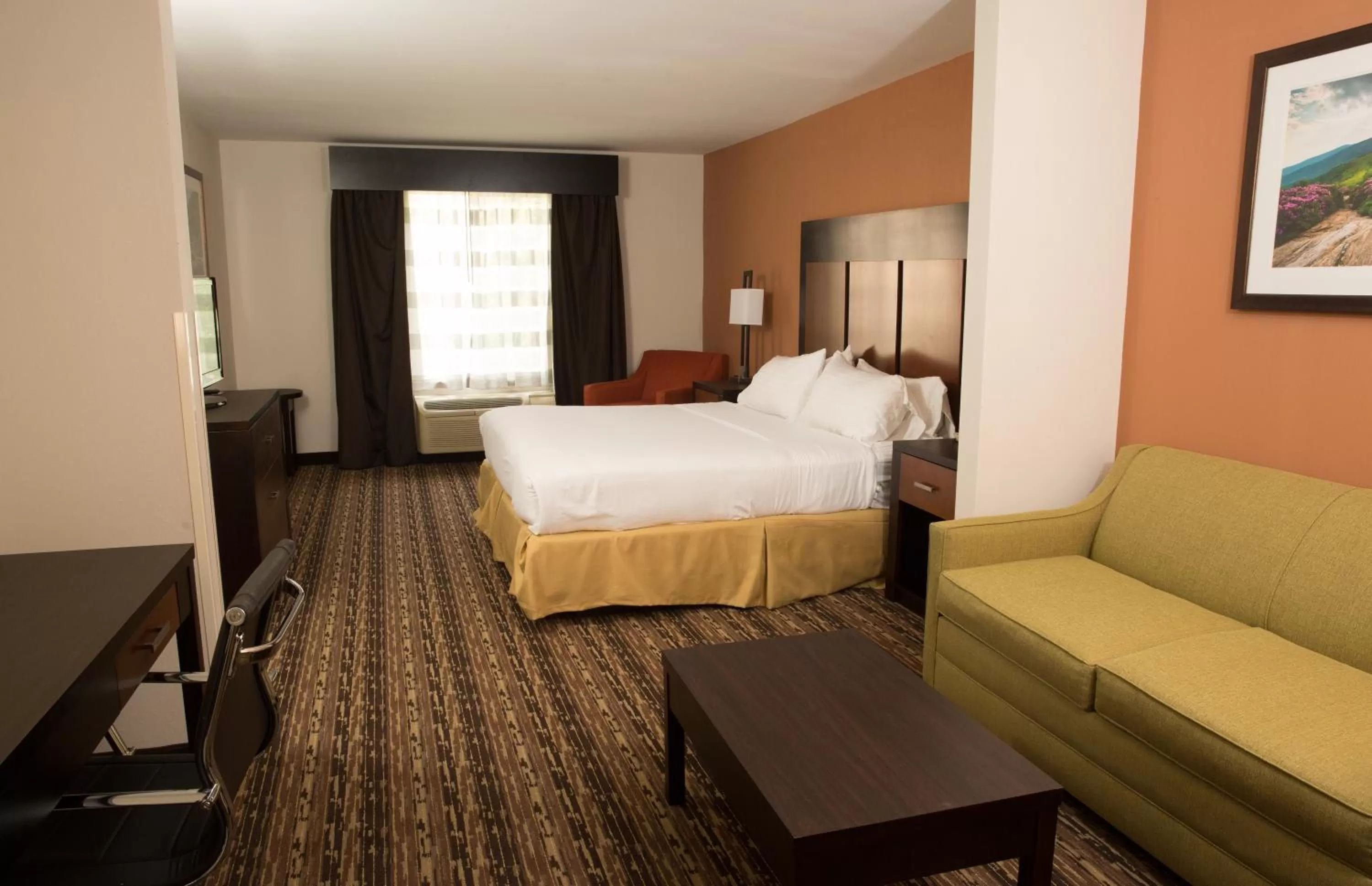 Photo of the whole room, Bed in Holiday Inn Express Hotel & Suites Cherokee-Casino by IHG