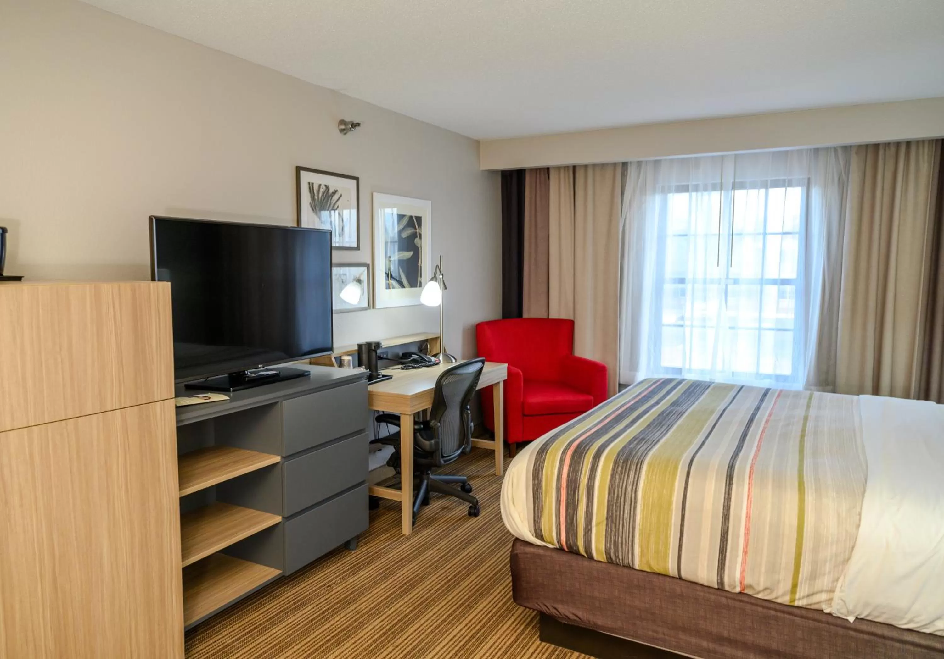 TV and multimedia, Bed in Country Inn & Suites by Radisson, Greenfield, IN