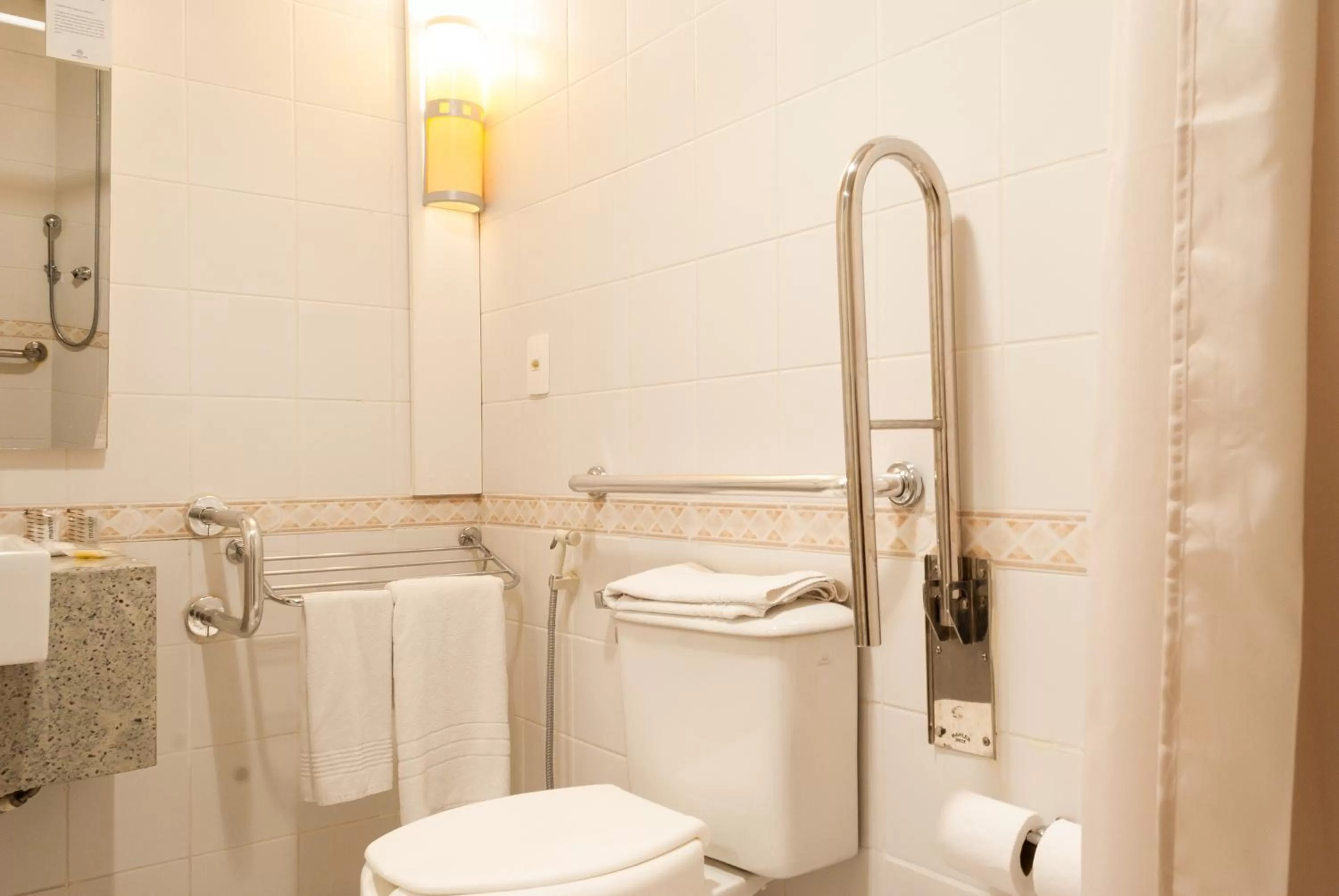 Bathroom in Master Curitiba Hotel - 1,6 km do Estádio Couto Pereira - Show