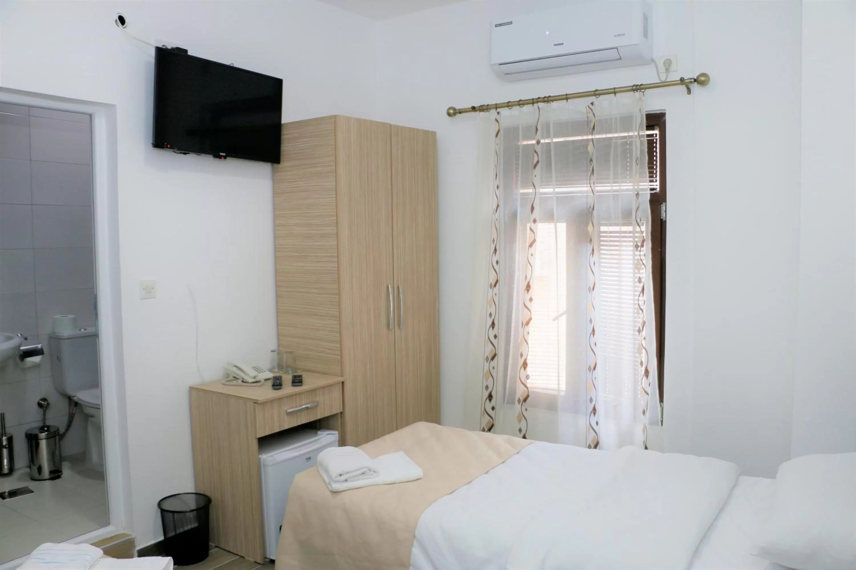 Bathroom, Bed in Hotel Old Konak