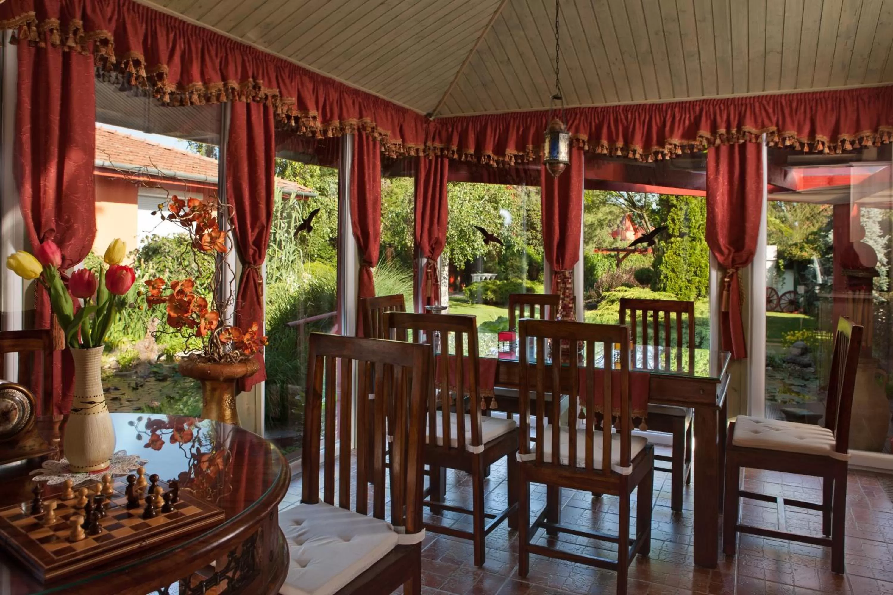 Communal lounge/ TV room, Restaurant/Places to Eat in Green Park Villa